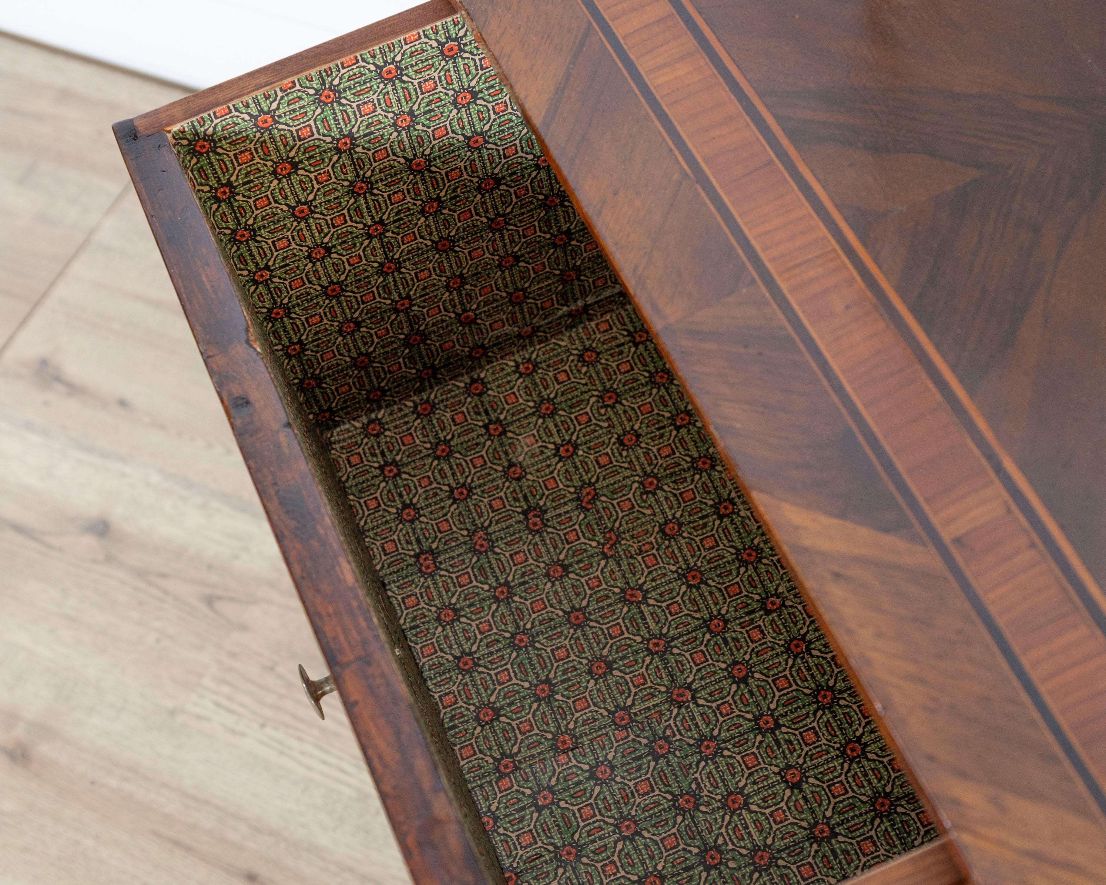 Meuble de chevet italien du XIXe siècle de style Louis XVI en noyer et marqueterie en vente 2