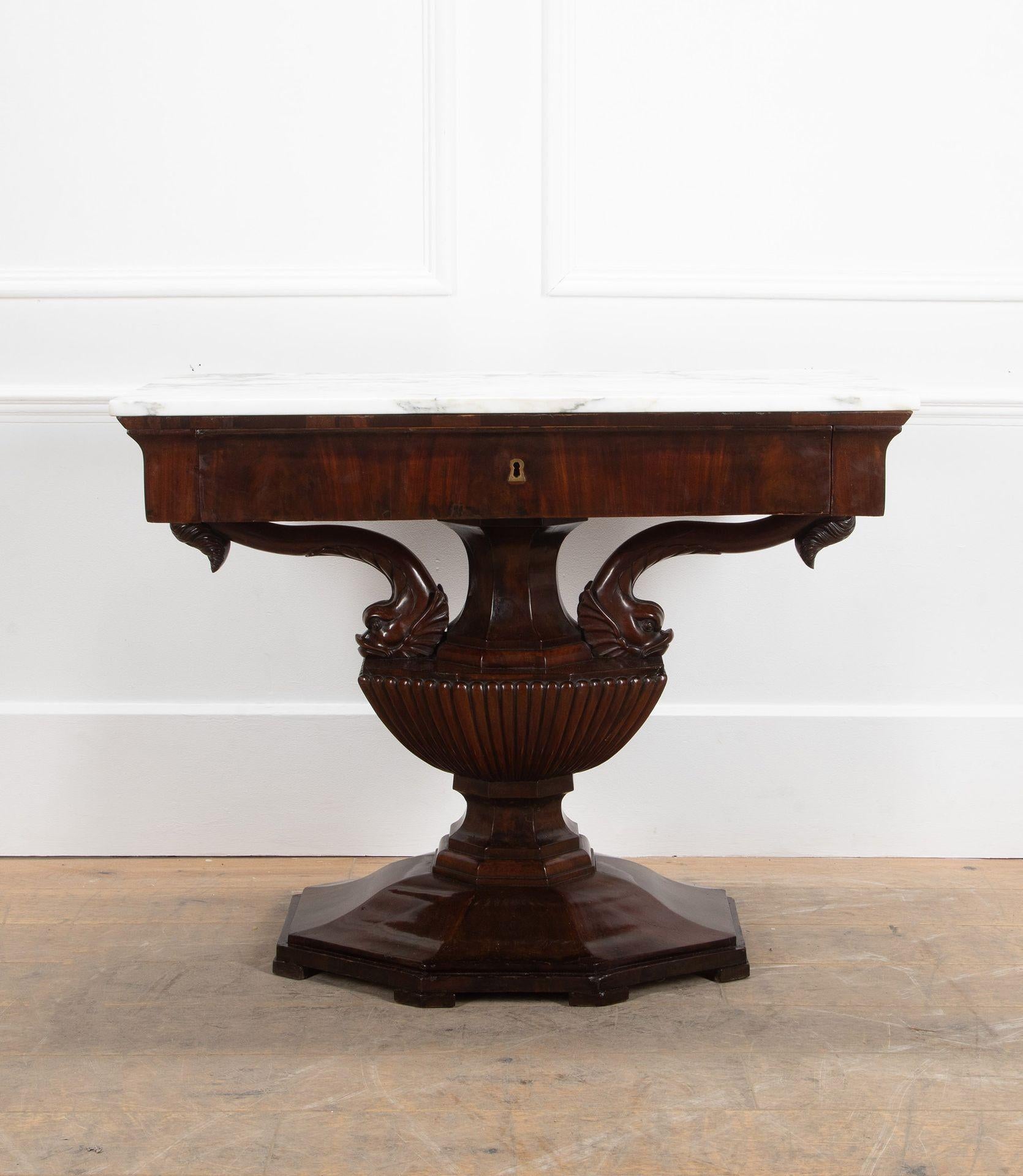 Consolle in mogano italiano del XIX secolo.
Con base decorata con una coppia di delfini.
Circa 1820.
Con qualche restauro.