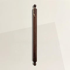 Rodillo para pasta de caoba italiana del siglo XIX en soporte de pared a medida