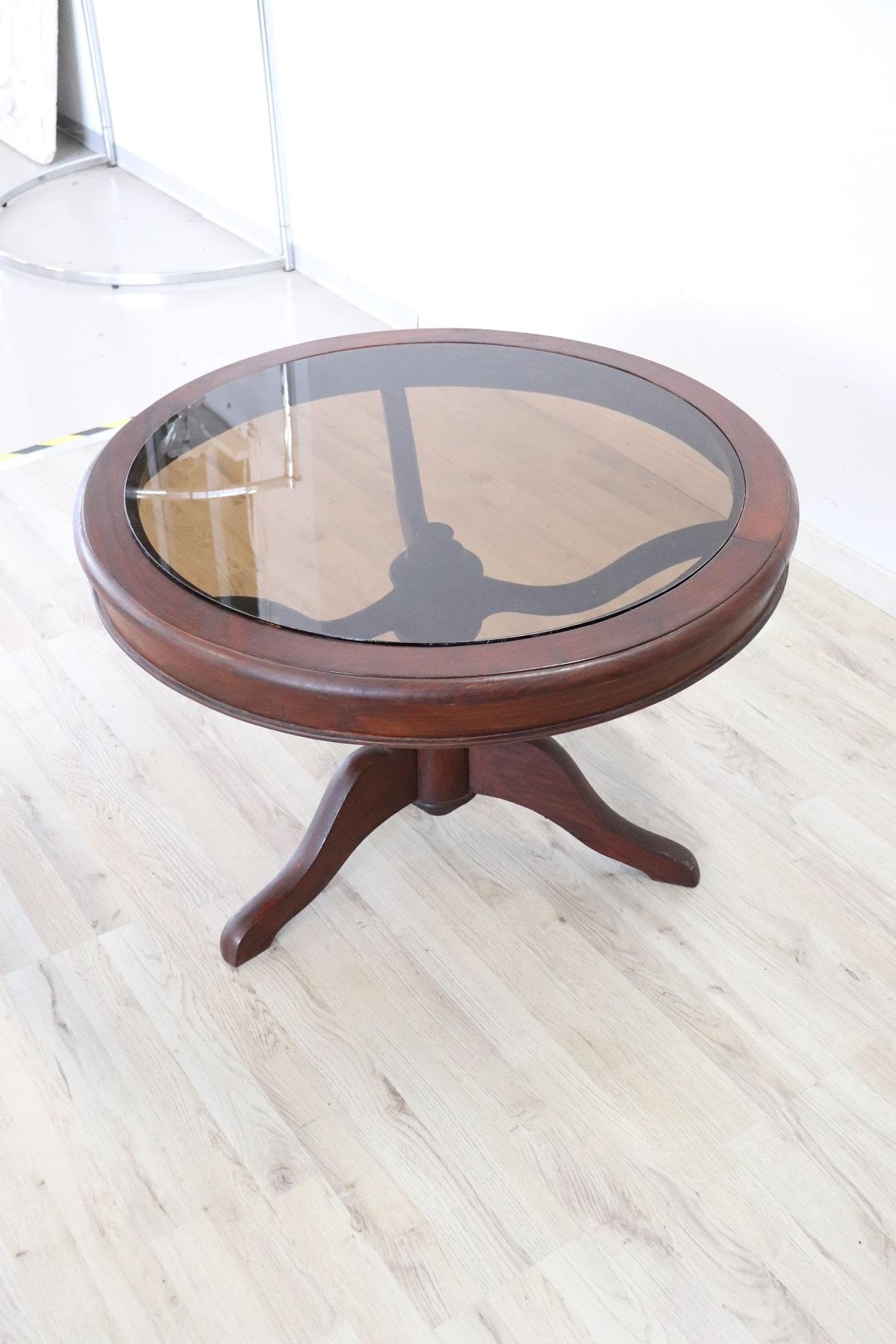Rare and fine quality Italian 1880s round sofa table or coffee table. The table in precious mahogany wood with finely turned central pedestal. The top is in glass. Perfect condition ready to be placed in your beautiful home.