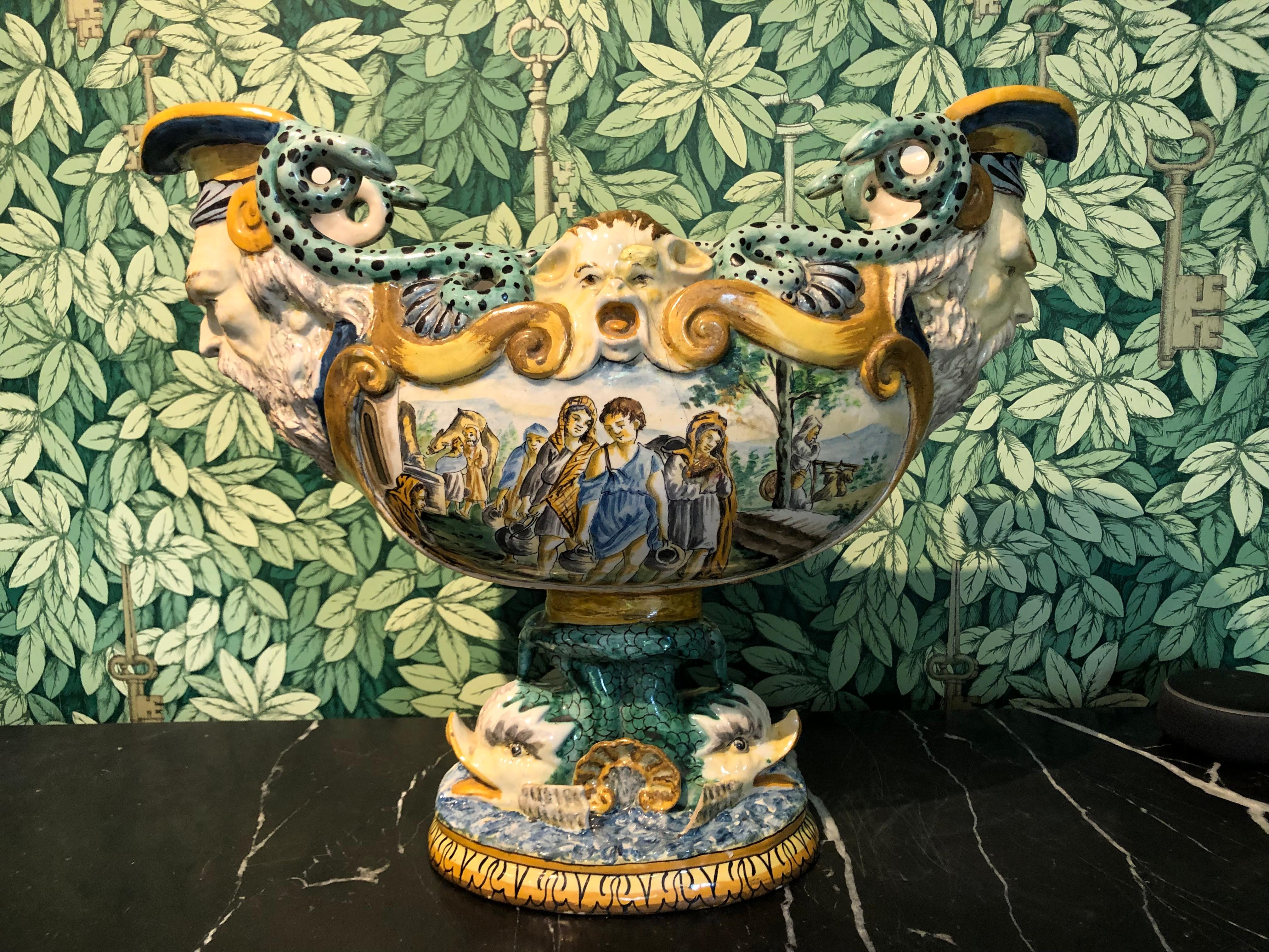 Céramique Urne de centre de table en majolique italienne du 19ème siècle avec scènes mythologiques en vente