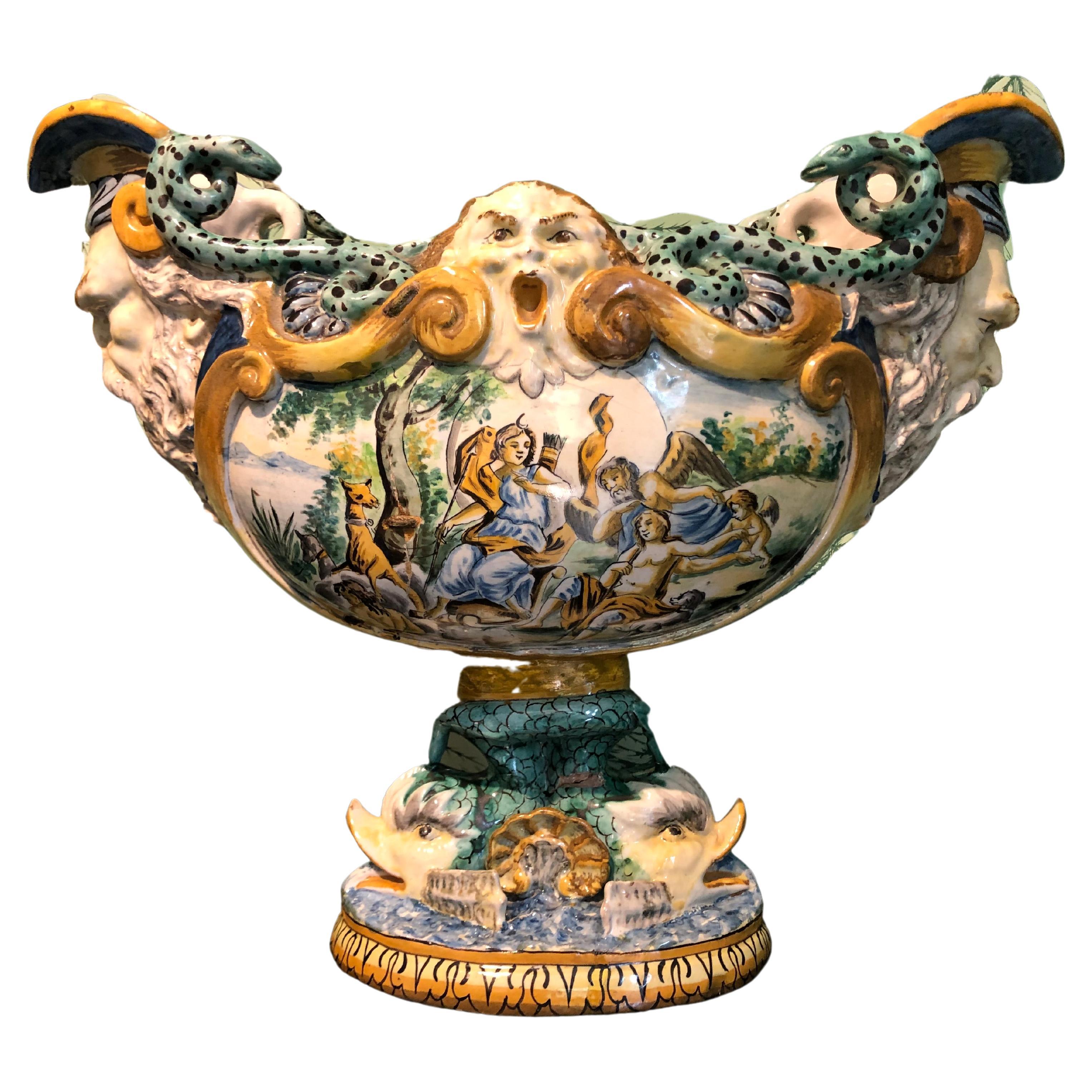 Urne de centre de table en majolique italienne du 19ème siècle avec scènes mythologiques en vente