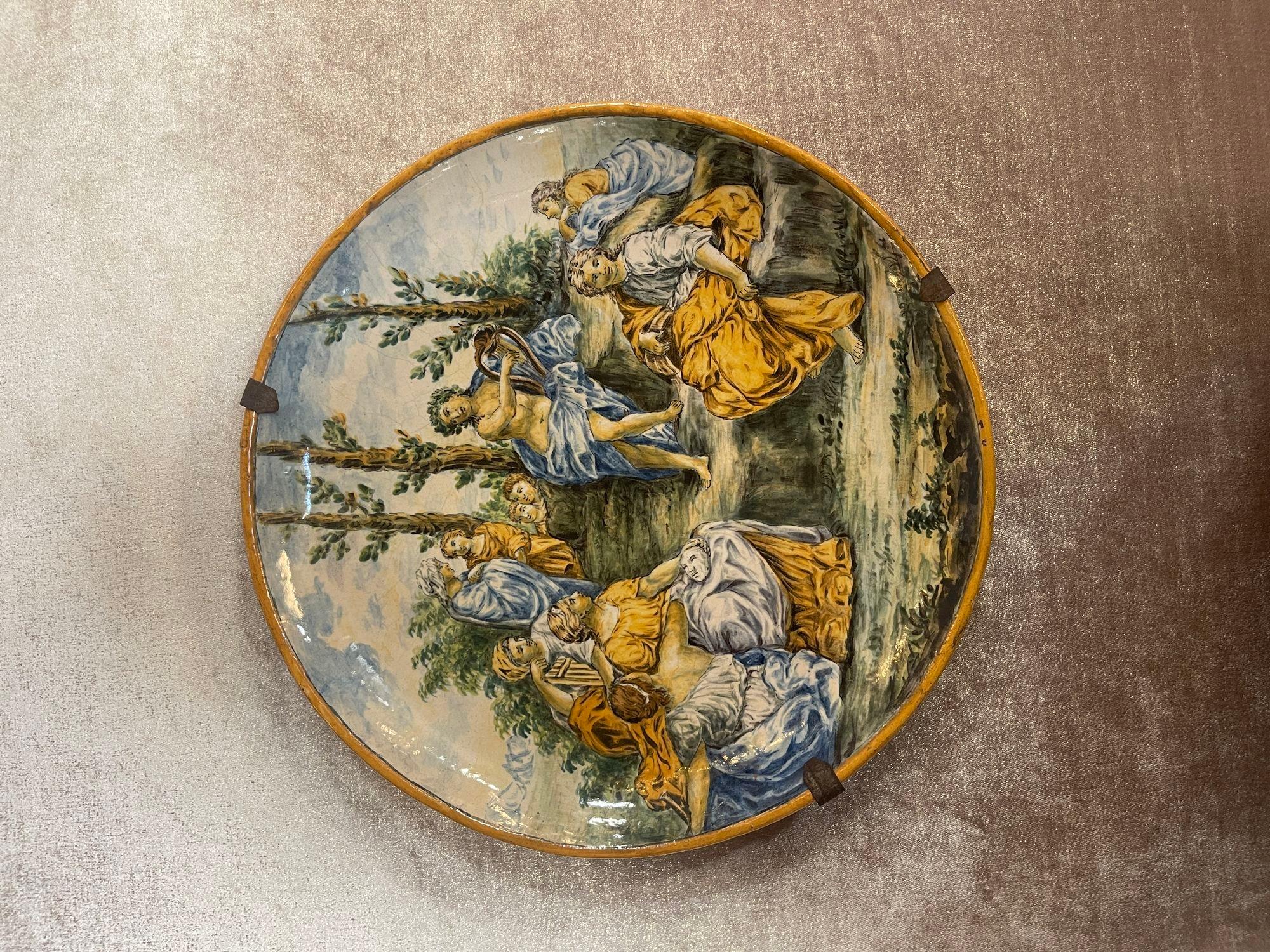 Chargeur en majolique italienne du 19e siècle avec des paysages peints à la main dans les moindres détails.
Dimensions :
2 