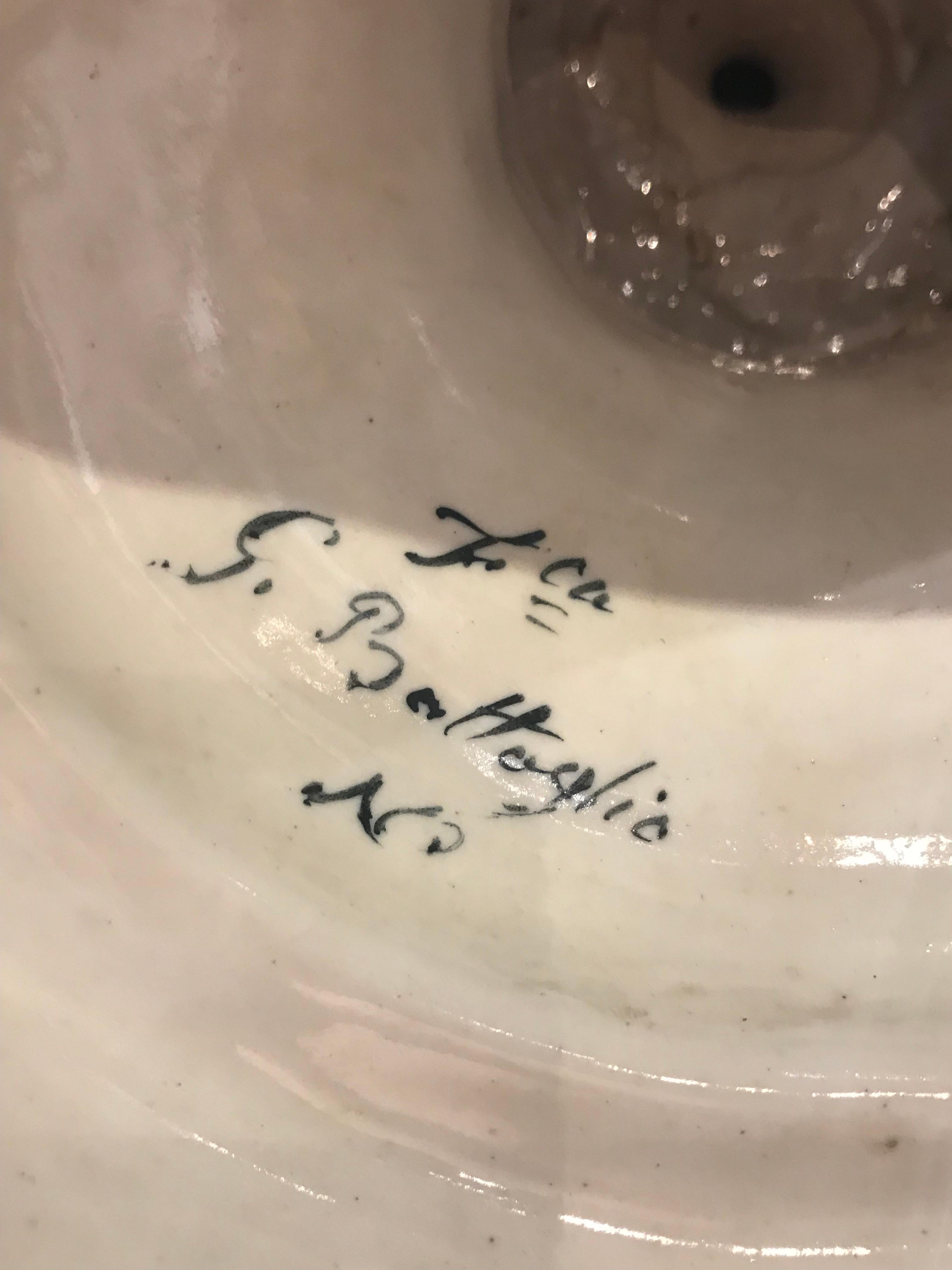 Questo coloratissimo vaso antico in maiolica italiana risale al 1800. Questo tipo di ceramica fu prodotto per la prima volta durante il Rinascimento italiano e spesso raffigurava scene storiche e mitologiche. Questo vaso presenta un motivo a
