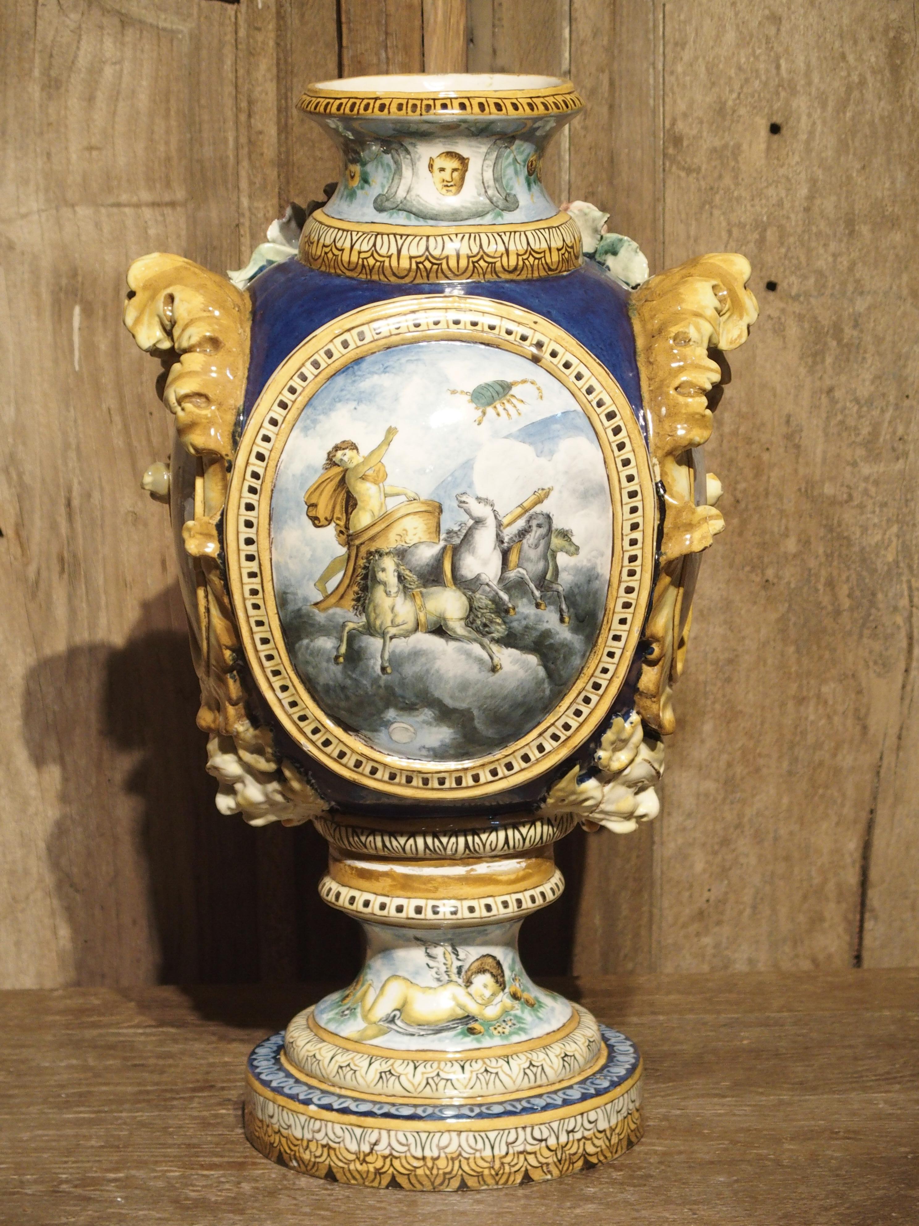 Peint à la main Corps de fontaine/vase en majolique italienne du 19ème siècle en vente