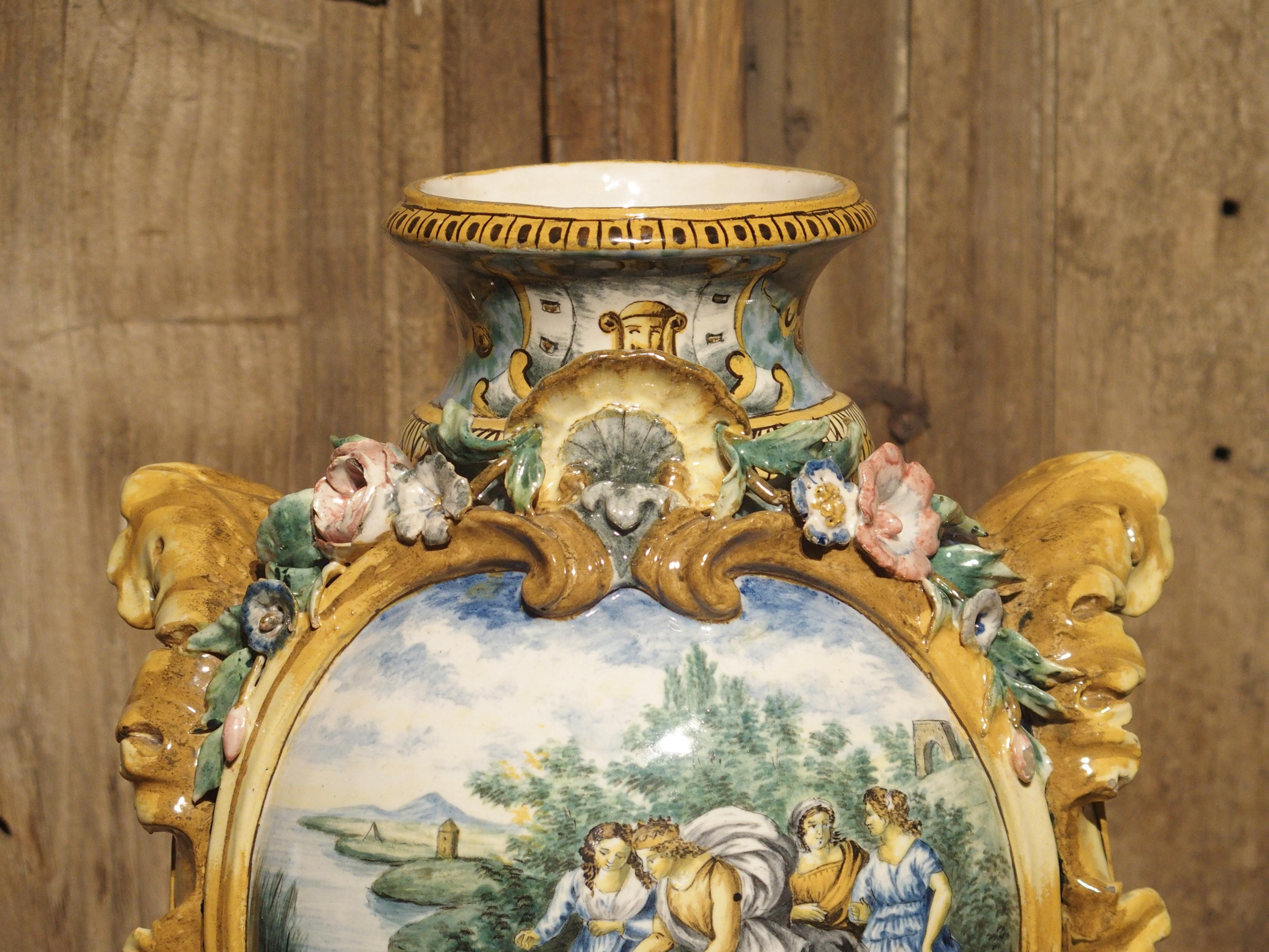 Italienischer Majolika-Brunnenkörper/Vase aus dem 19. Jahrhundert im Zustand „Gut“ im Angebot in Dallas, TX