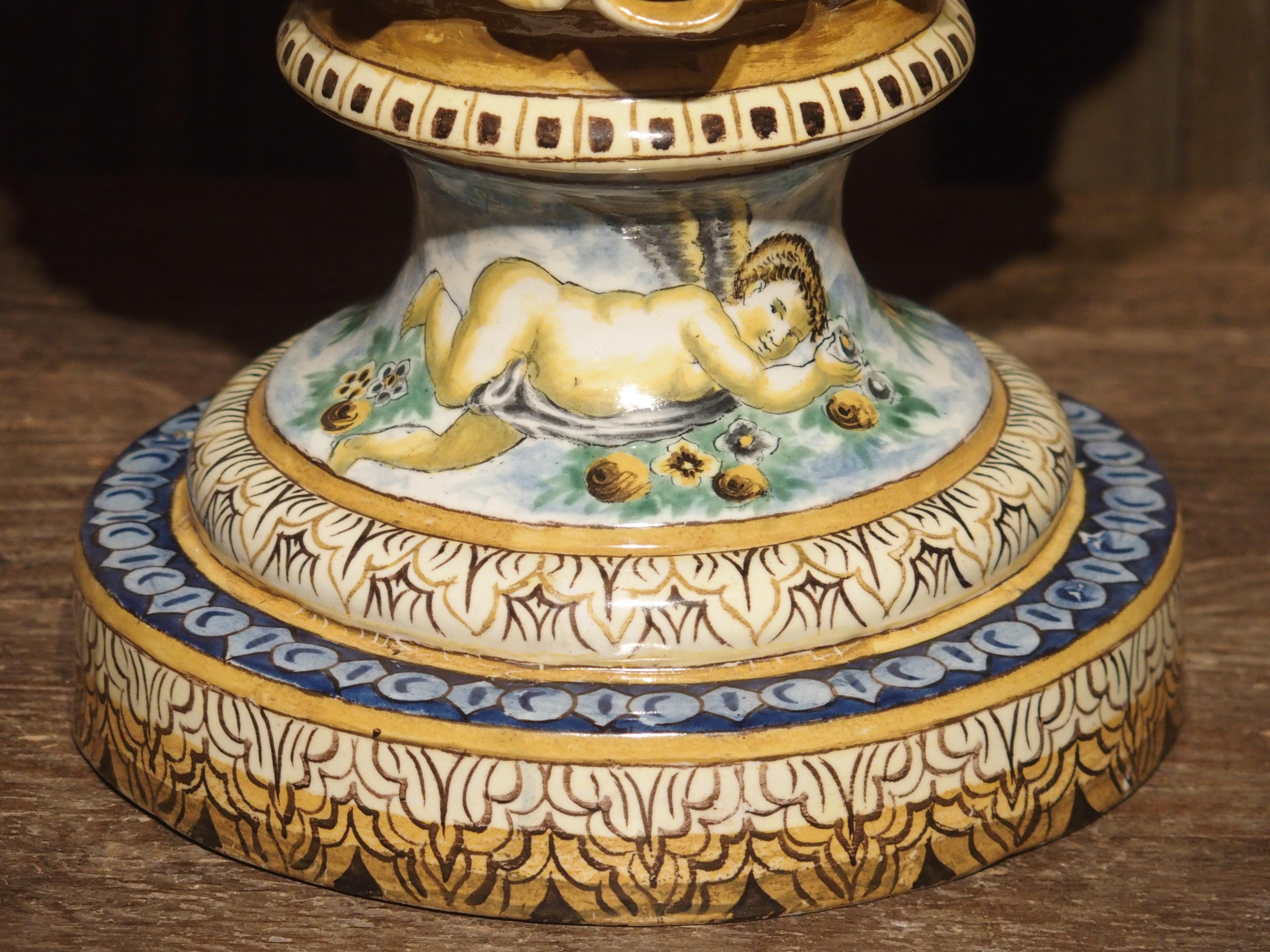 Majolique Corps de fontaine/vase en majolique italienne du 19ème siècle en vente