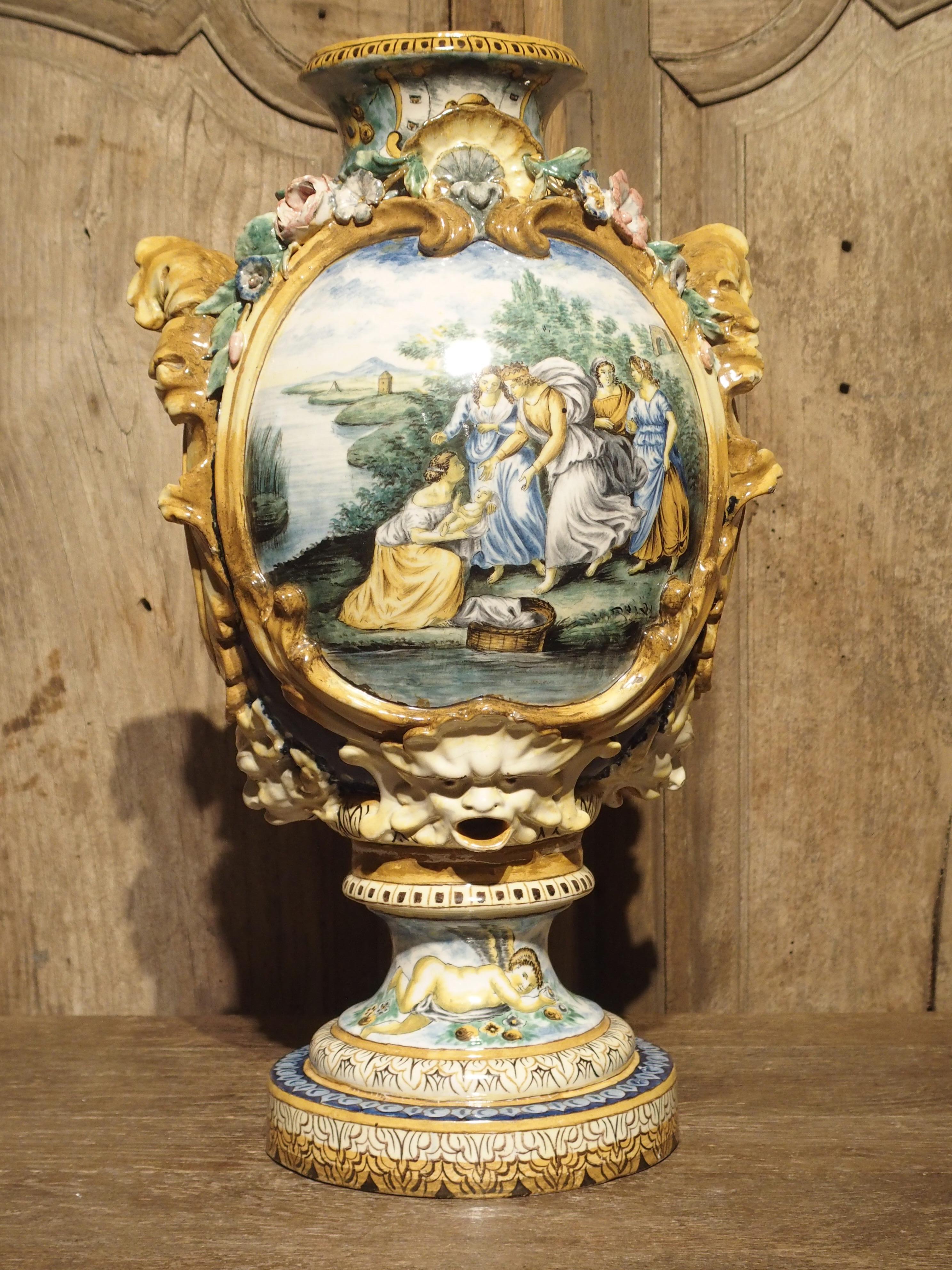 Corps de fontaine/vase en majolique italienne du 19ème siècle en vente 2