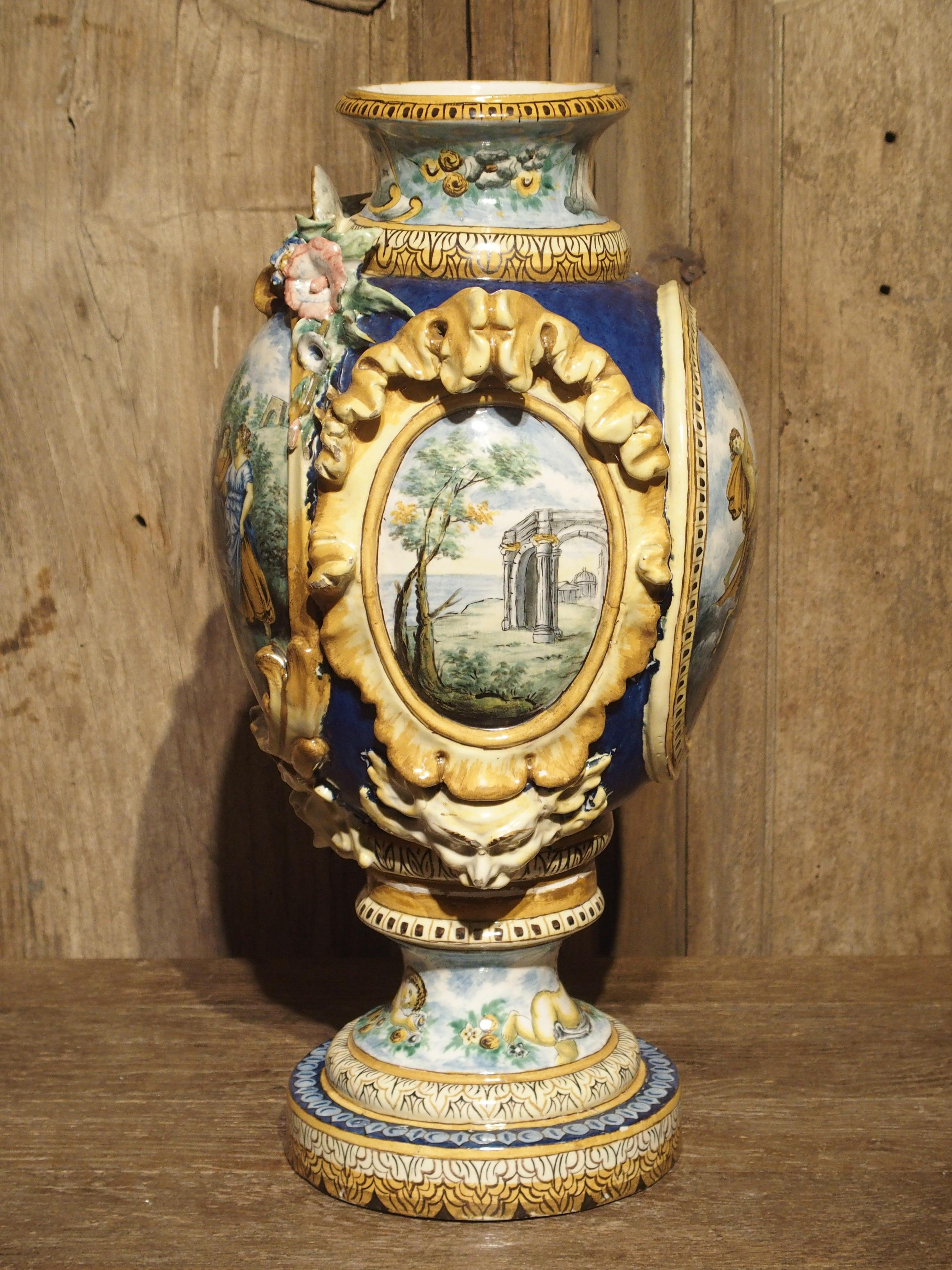 Corps de fontaine/vase en majolique italienne du 19ème siècle en vente 3