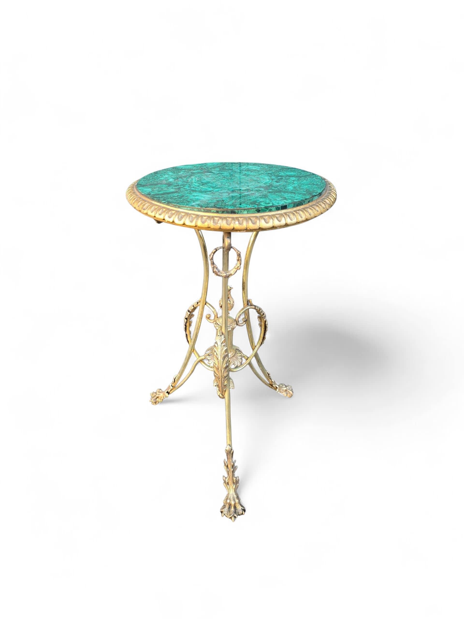 Elégante table italienne du XIXe siècle, avec un plateau en malachite sur une base en bronze doré.
Cette pièce raffinée met en valeur les matériaux luxueux et l'artisanat exceptionnel caractéristiques des arts décoratifs italiens de l'époque.

Avec
