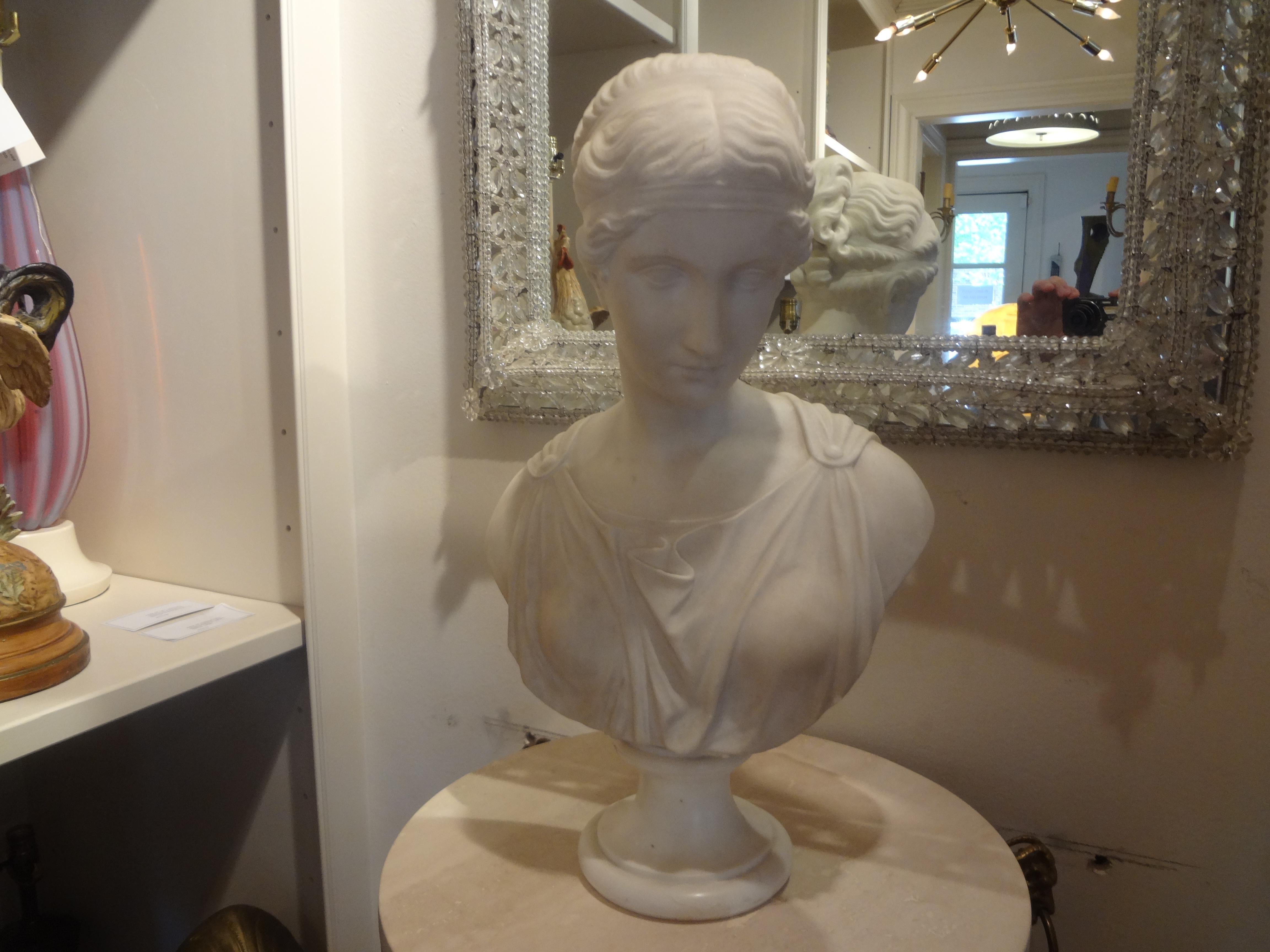 Buste d'Aphrodite en marbre italien du XIXe siècle. 
Notre buste d'Aphrodite en marbre italien antique de Carrare est sculpté de manière experte et repose sur un socle rond. Ce buste était peut-être une pièce du Grand Tour de la fin du 19e