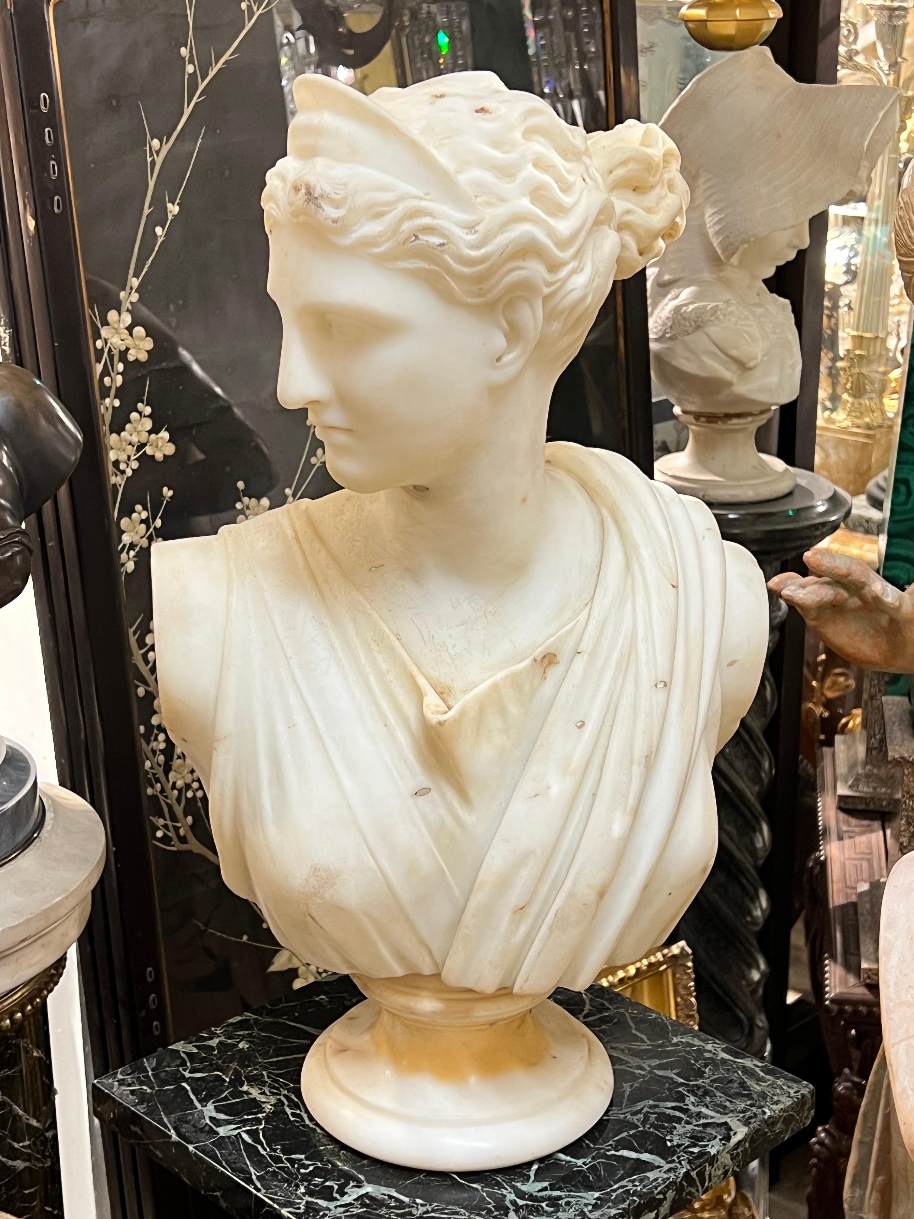 italien 19th Century Italian Marble Bust of Roman Goddess Diana / Greek Artemis en vente