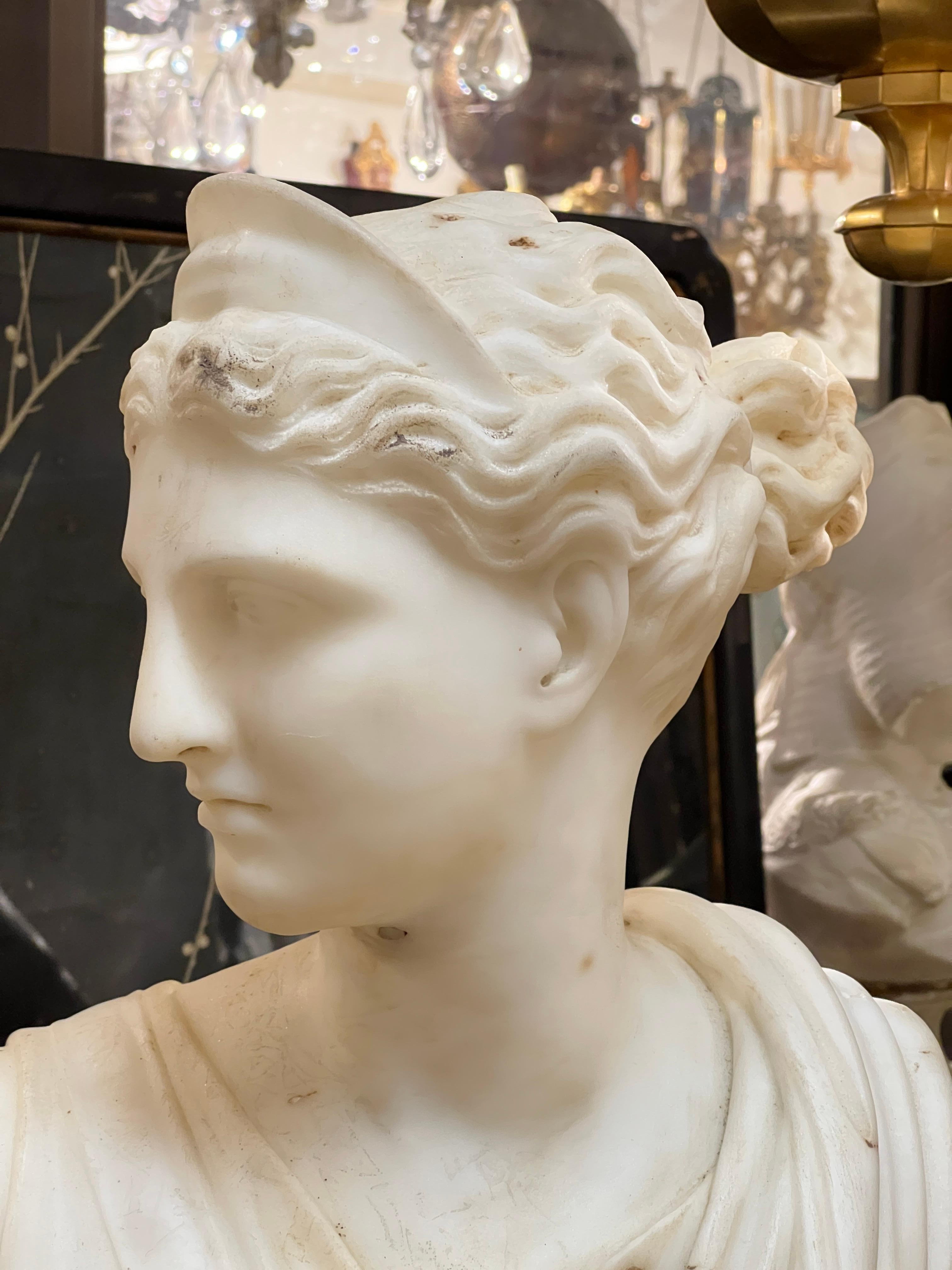 Sculpté à la main 19th Century Italian Marble Bust of Roman Goddess Diana / Greek Artemis en vente