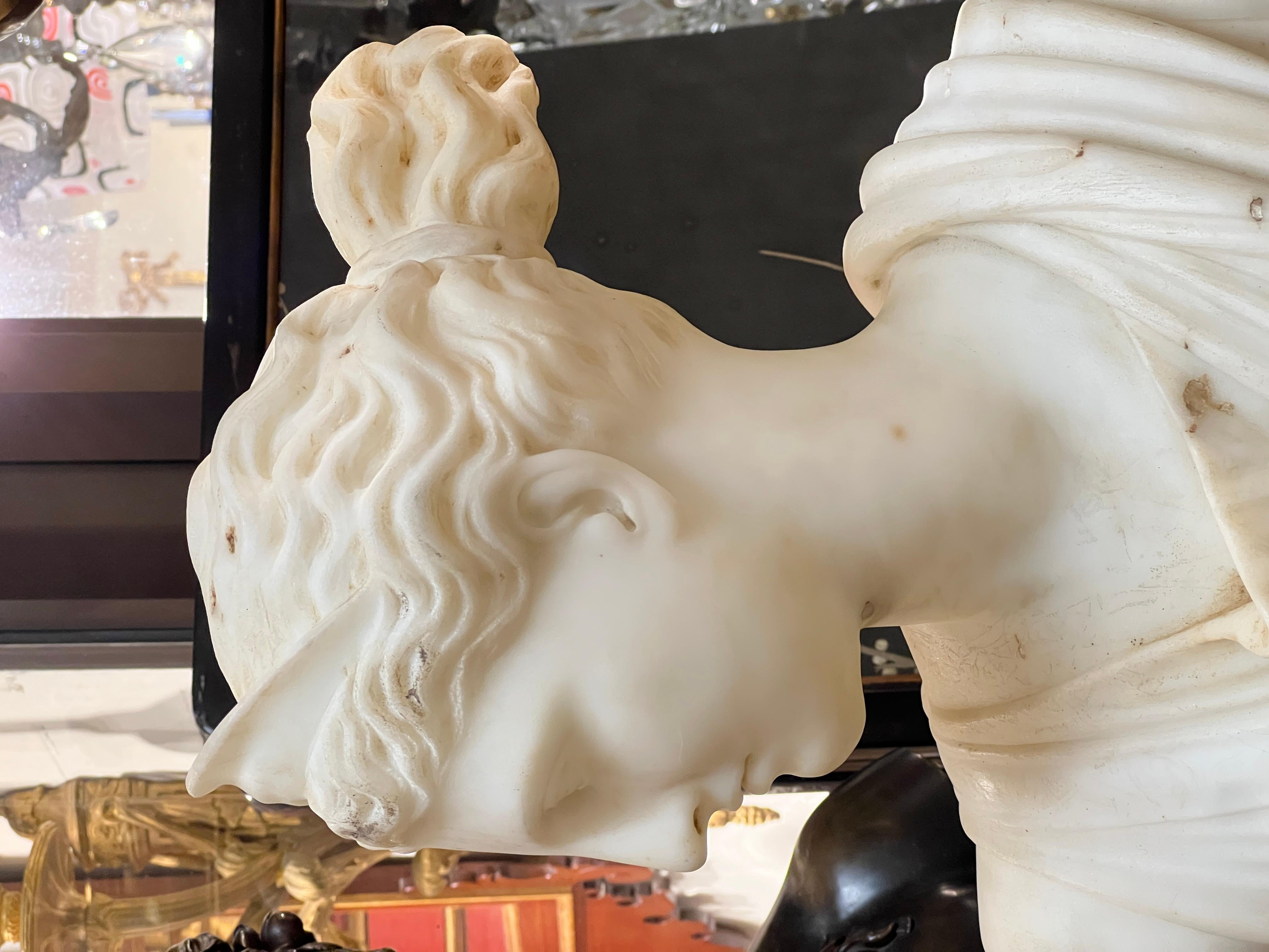 19th Century Italian Marble Bust of Roman Goddess Diana / Greek Artemis Bon état - En vente à New York, NY