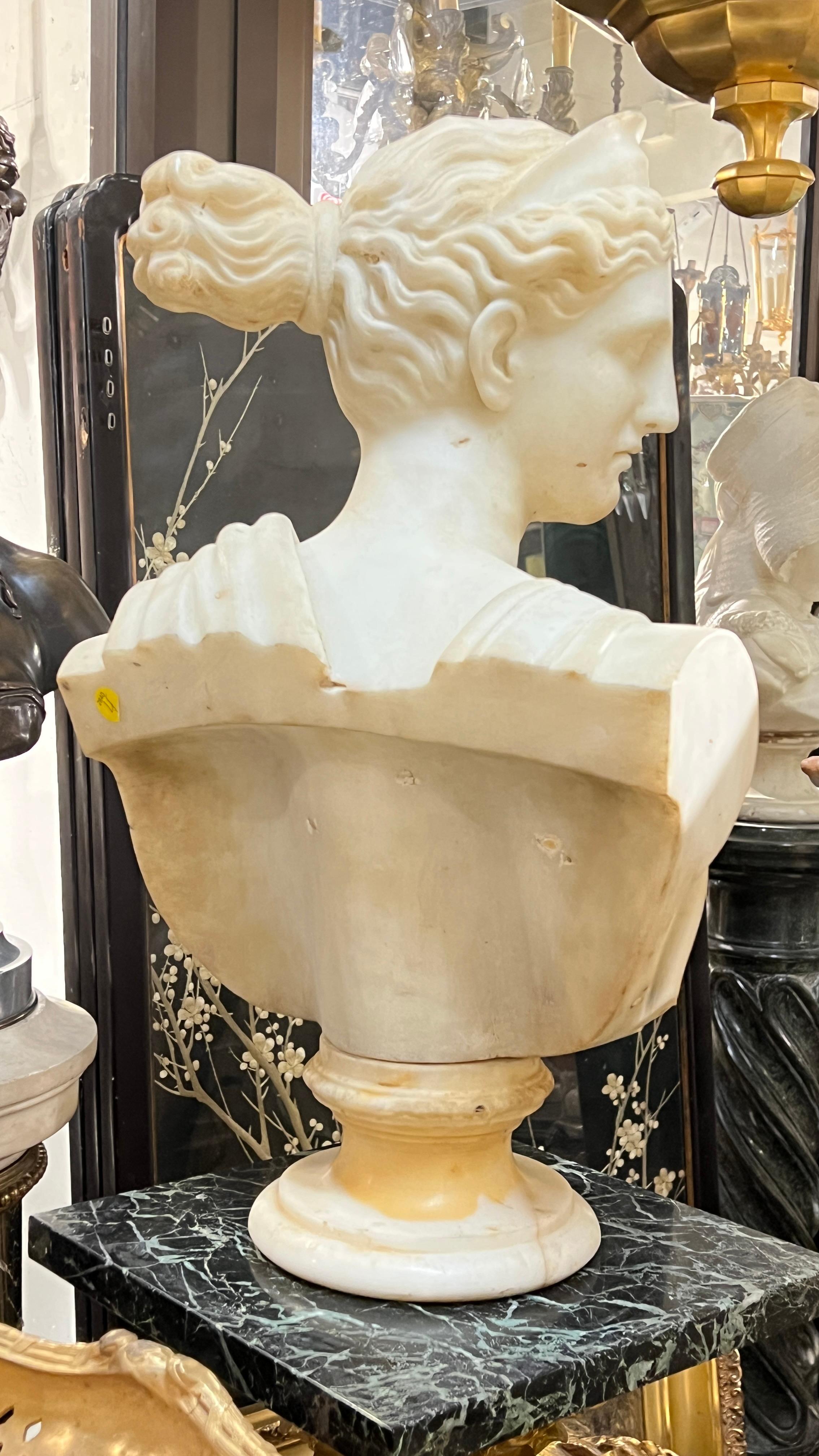 19th Century Italian Marble Bust of Roman Goddess Diana / Greek Artemis en vente 1