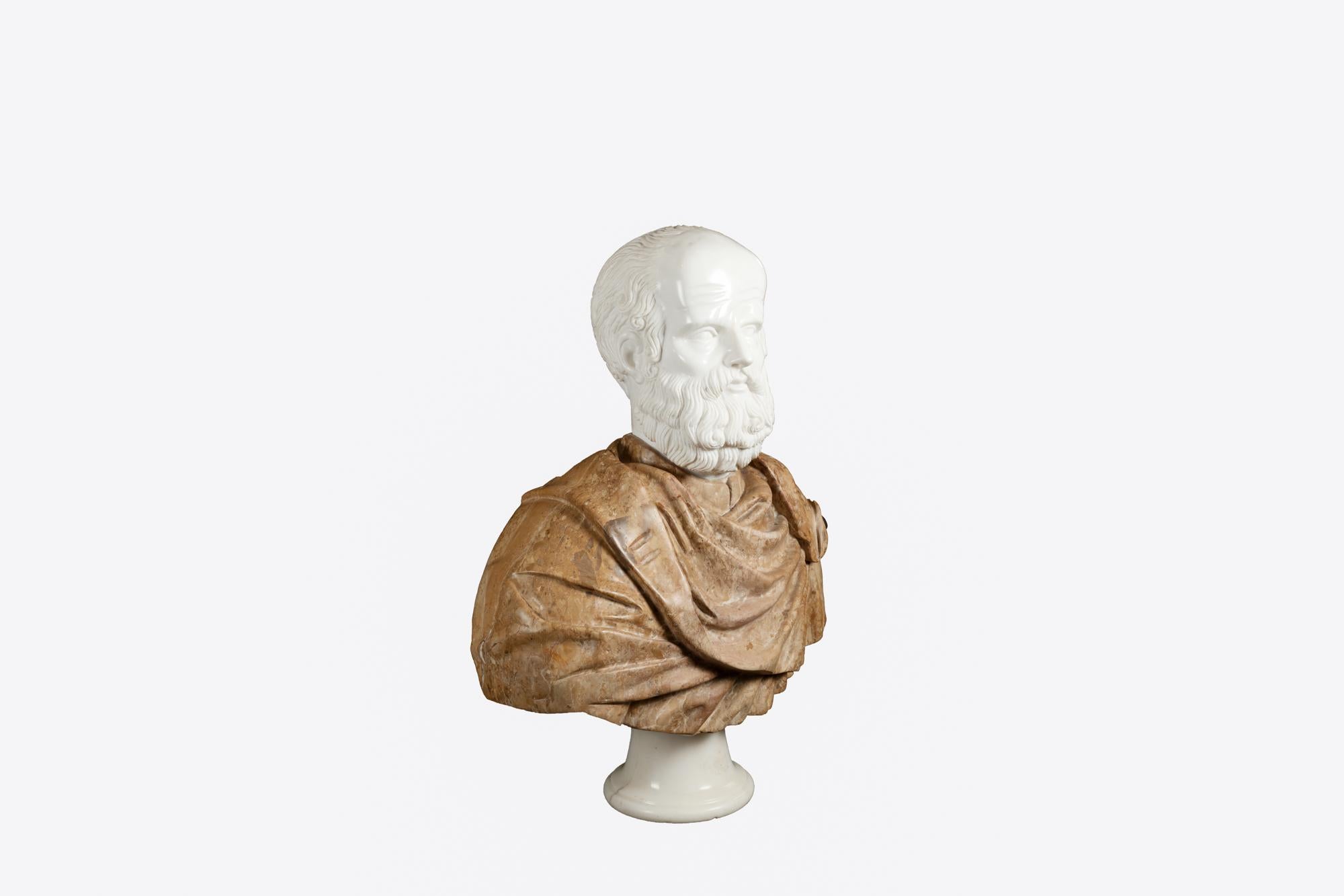 Italienische Marmorbüste aus dem 19. Jahrhundert des klassischen griechischen Philosophen Sokrates. Sein drapiertes Gewand ist aus rotem Scagliola handgeschnitzt, das Gesicht ist in kontrastierendem weißen Carrara-Marmor modelliert. Das Stück steht