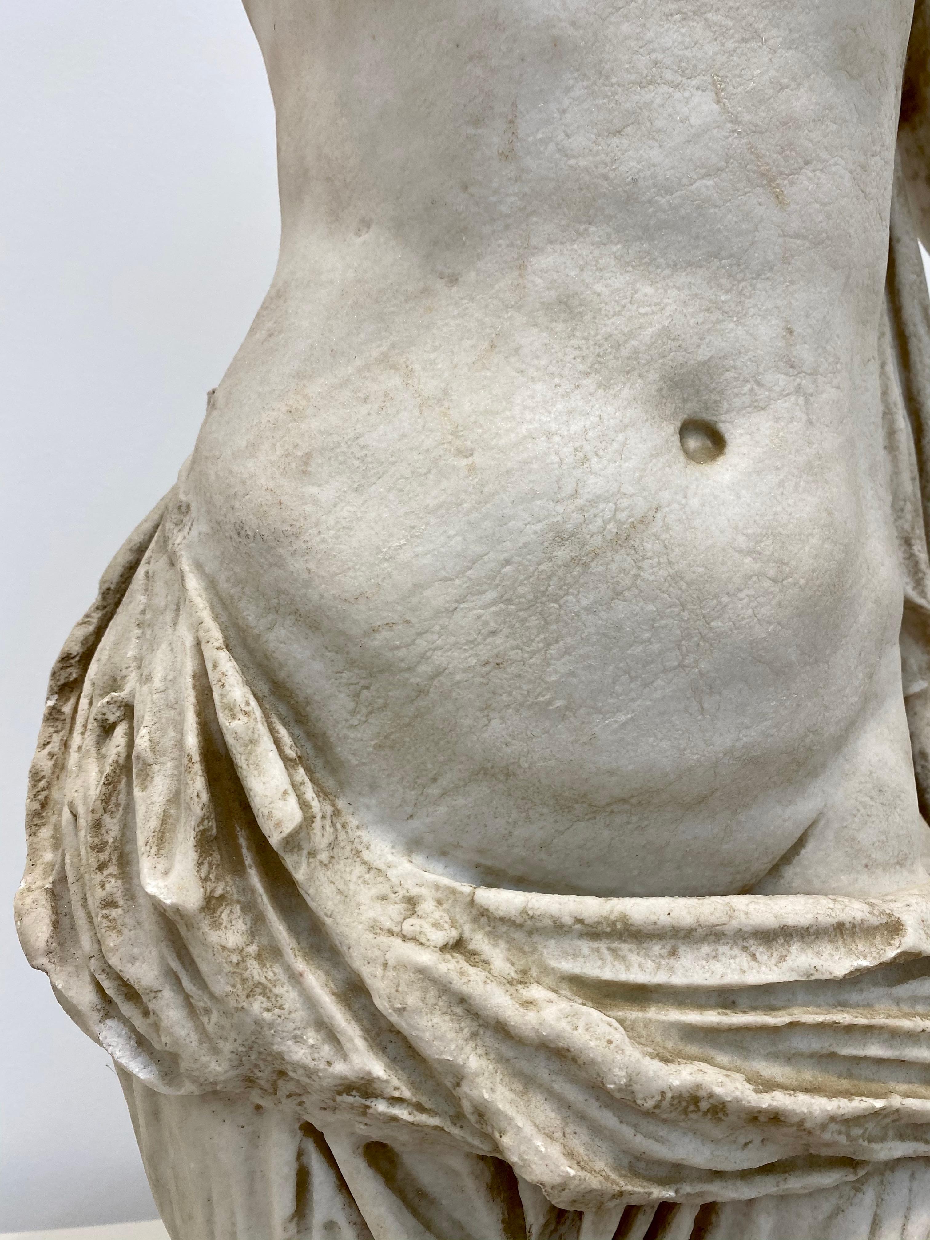 torse de femme en marbre italien du 19ème siècle sur support acier pour musée 7