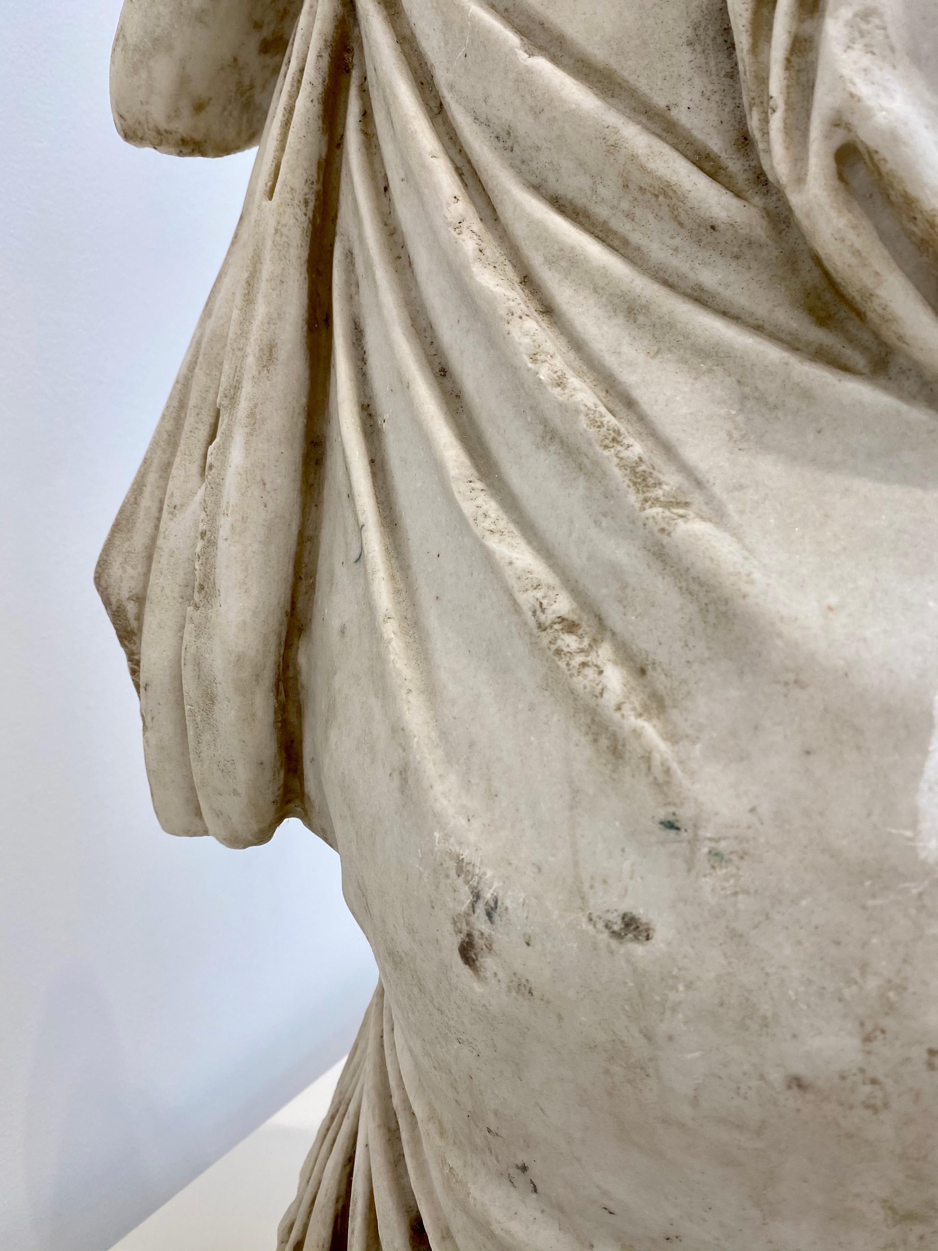 torse de femme en marbre italien du 19ème siècle sur support acier pour musée 10