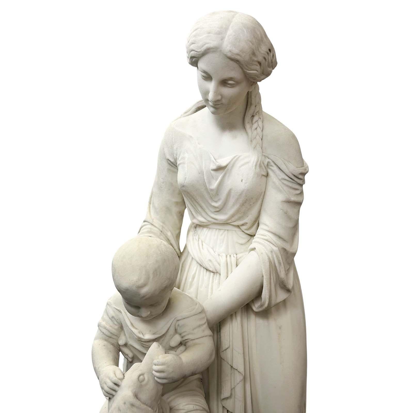 Charmante Skulptur aus weißem Marmor, die im 19. Jahrhundert in Italien hergestellt wurde. Im Mittelpunkt steht eine anmutige Mutter in traditioneller Kleidung und mit einem wunderschönen Zopf im Haar, die ihren kleinen Sohn sanft im Arm hält. Das