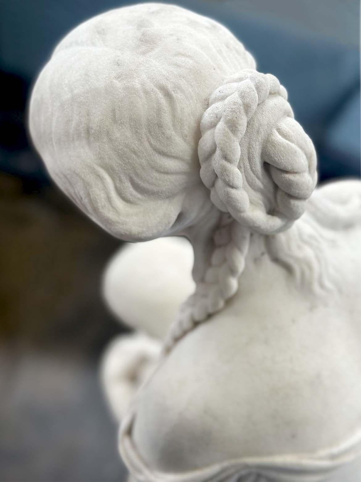 Marbre Sculpture italienne du 19ème siècle représentant une mère et son enfant en vente