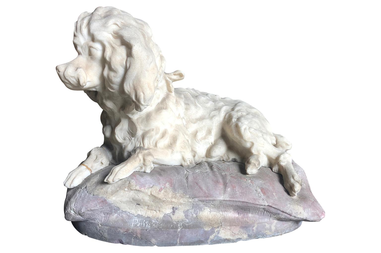 Eine sehr liebenswerte Statue eines wertvollen Hundes aus dem 19. Jahrhundert:: der sich auf seinem Kissen ausruht:: aus der Region Venetien in Italien. Prächtig geschnitzt aus Cararra-Marmor. Ein wunderbares Akzentstück.