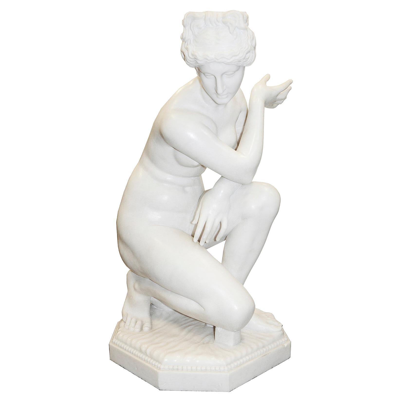 Statue italienne en marbre du 19ème siècle représentant « Vénus accrochée »
