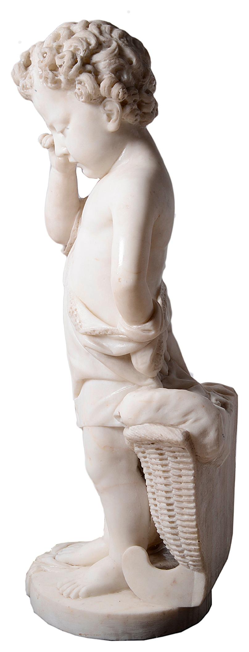 Statue italienne en marbre de très bonne qualité datant du milieu du XIXe siècle représentant un jeune enfant debout à côté d'un panier en osier, en train de pleurer.
Non signée.