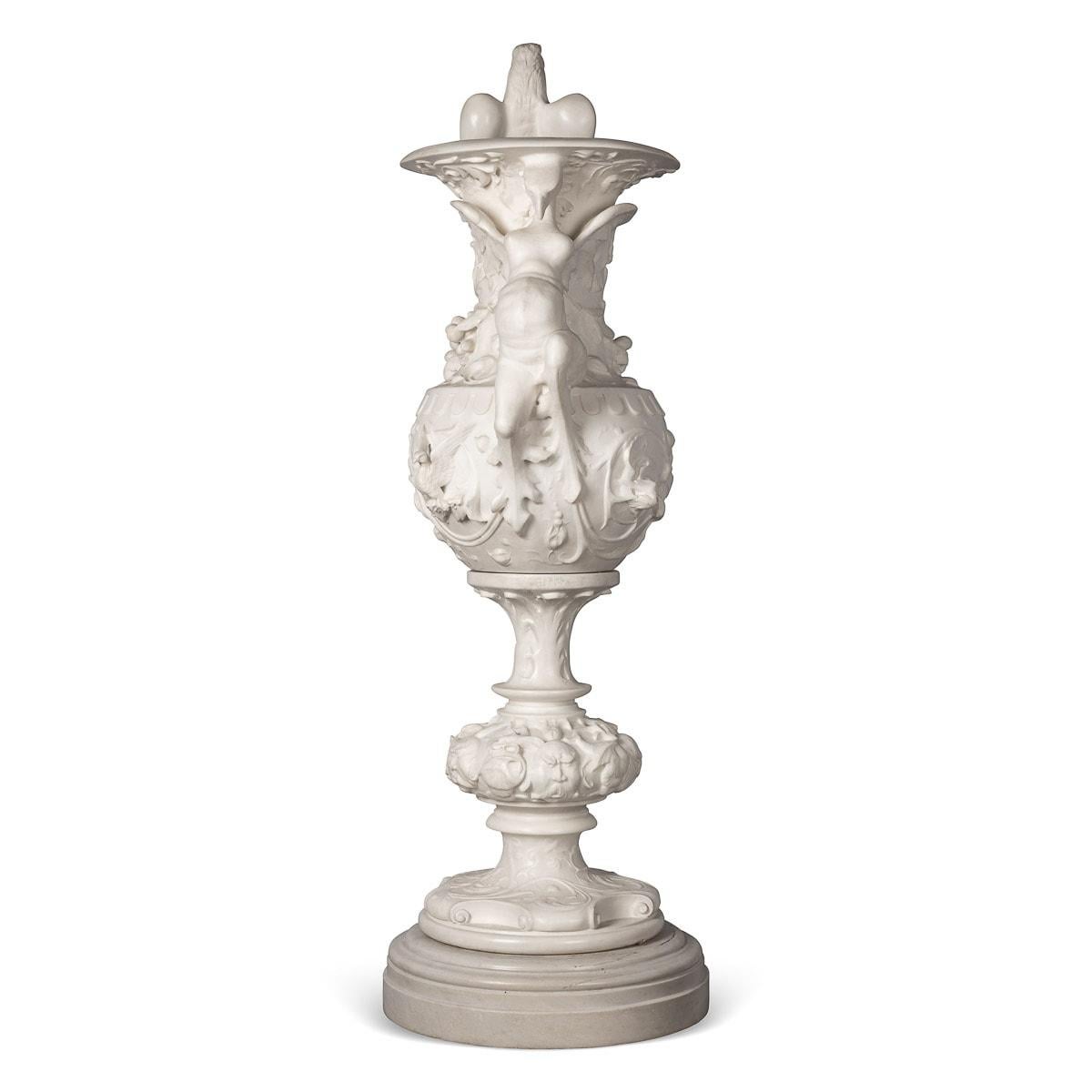 Vase antique en marbre italien de la fin du XIXe siècle. Ce marbre blanc fin a été sculpté à la fin des années 1800 et ciselé à la main pour créer une impressionnante œuvre d'art baroque. Il est décoré de feuillages, d'oiseaux exotiques, de fruits