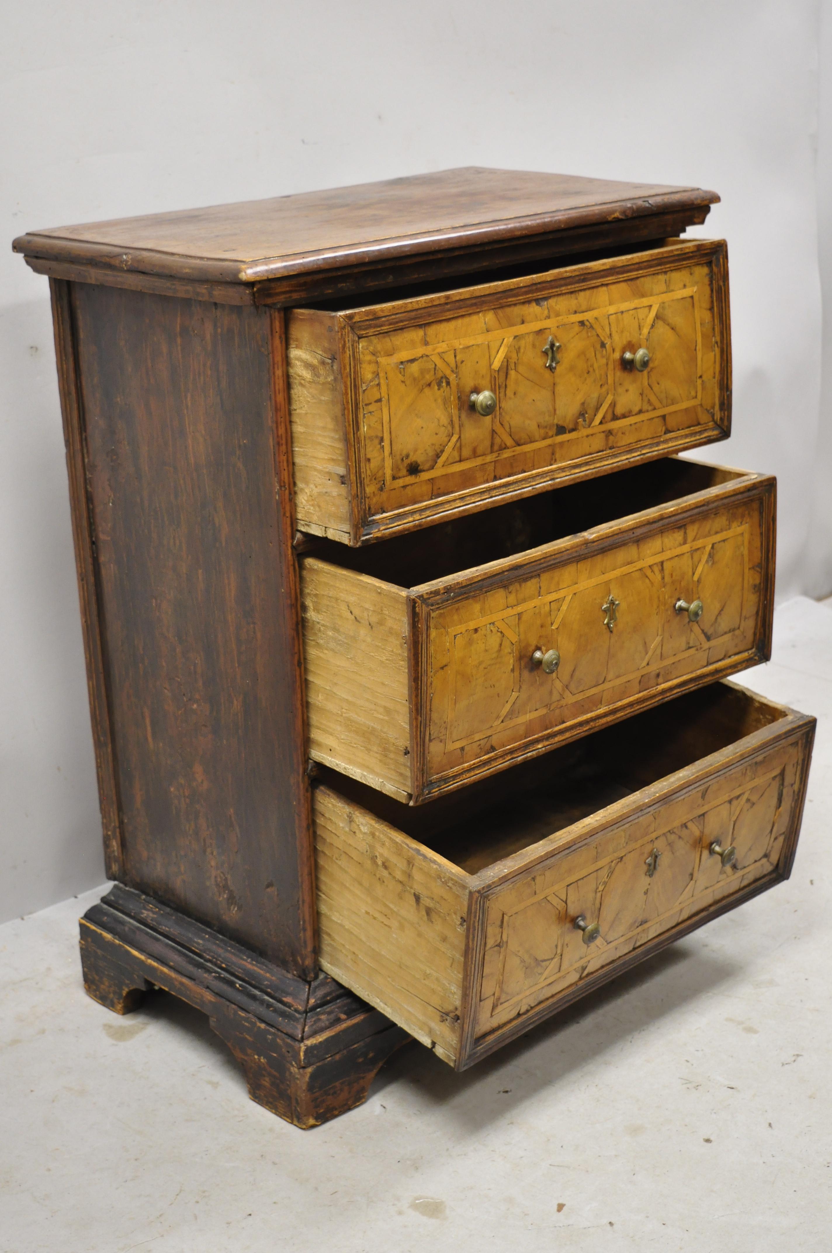 19th Century Italian Marquetry Inlay Walnut 3-Drawer Commode Chest Nightstand In Good Condition For Sale In Philadelphia, PA
