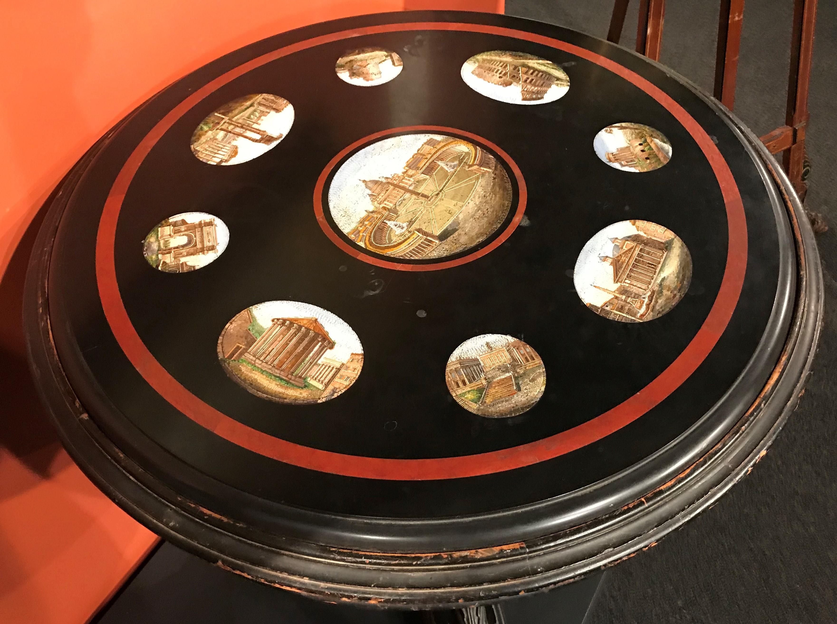 Romain classique Table centrale ronde italienne du 19ème siècle en micro-mosaïque avec base sculptée en ébène en vente