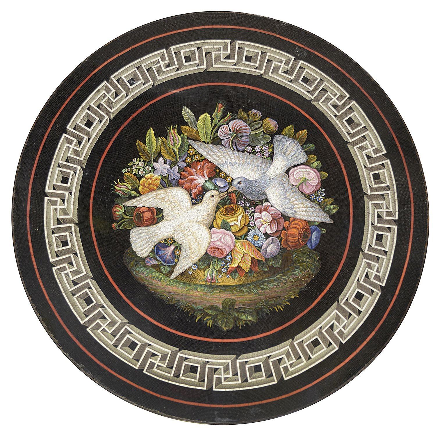 Guéridon de qualité en marbre micro-mosaïque italien du 19ème siècle, représentant une paire de colombes parmi des fleurs exotiques avec une bordure à motif grec classique, placé dans cette merveilleuse table en bois doré sculptée à la main, avec