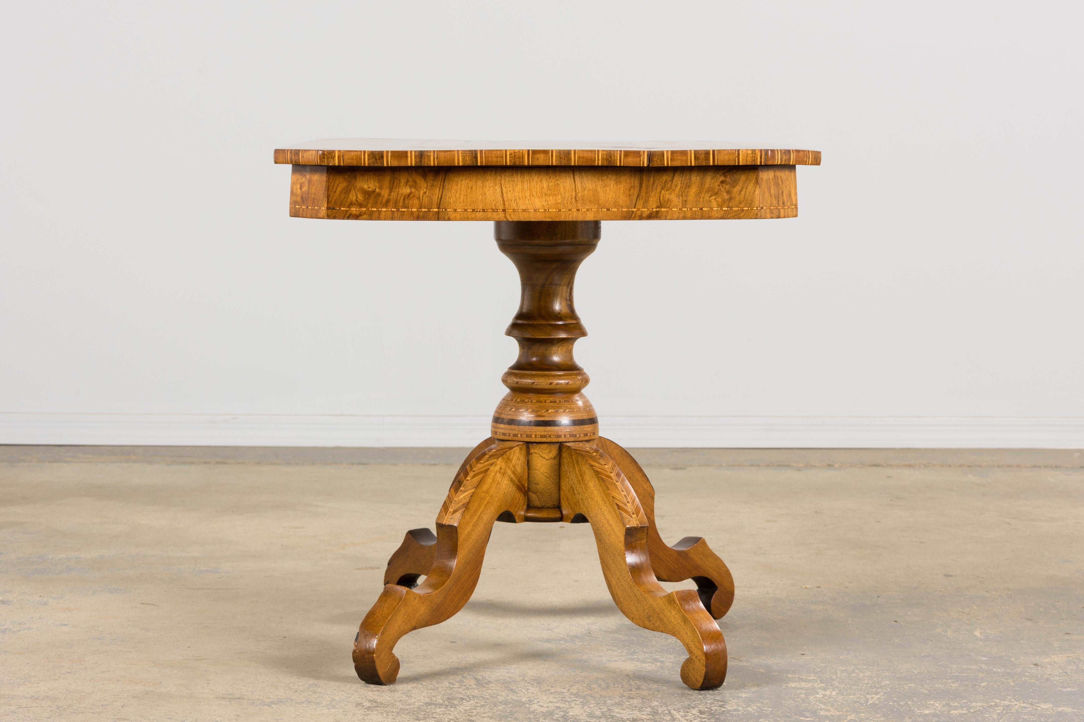 19th Century Italian Napoleon III Style Inlay Walnut Sorrento Pedestal Table in vendita 4