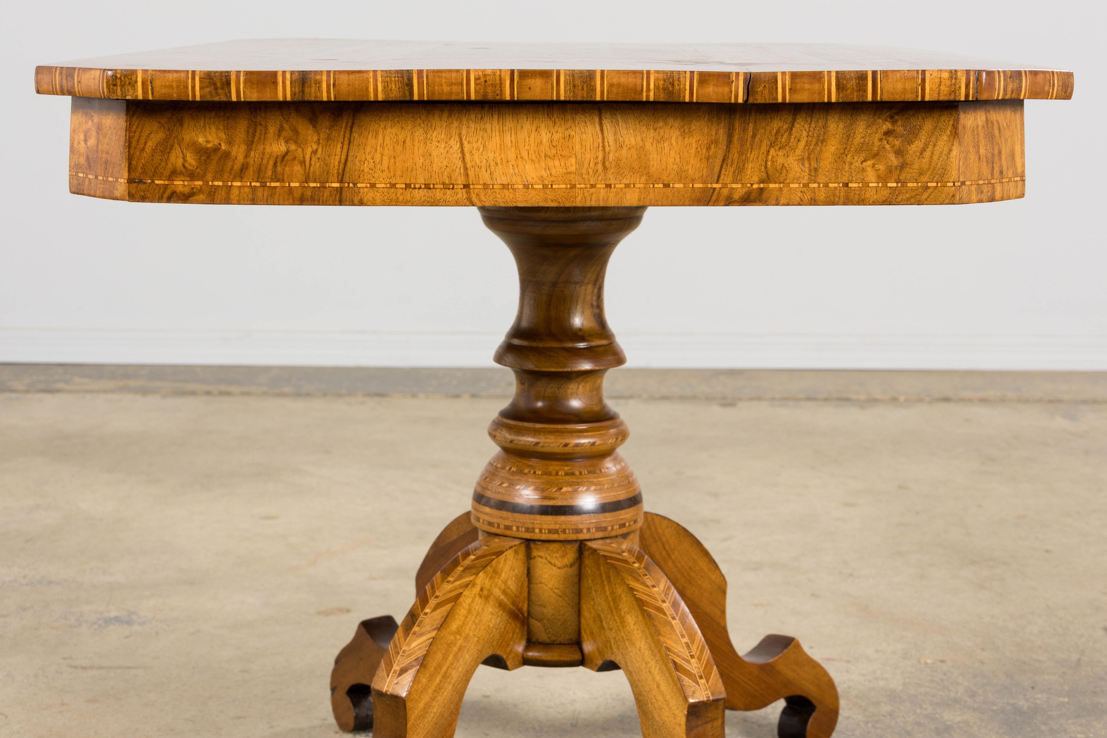 19th Century Italian Napoleon III Style Inlay Walnut Sorrento Pedestal Table in vendita 5
