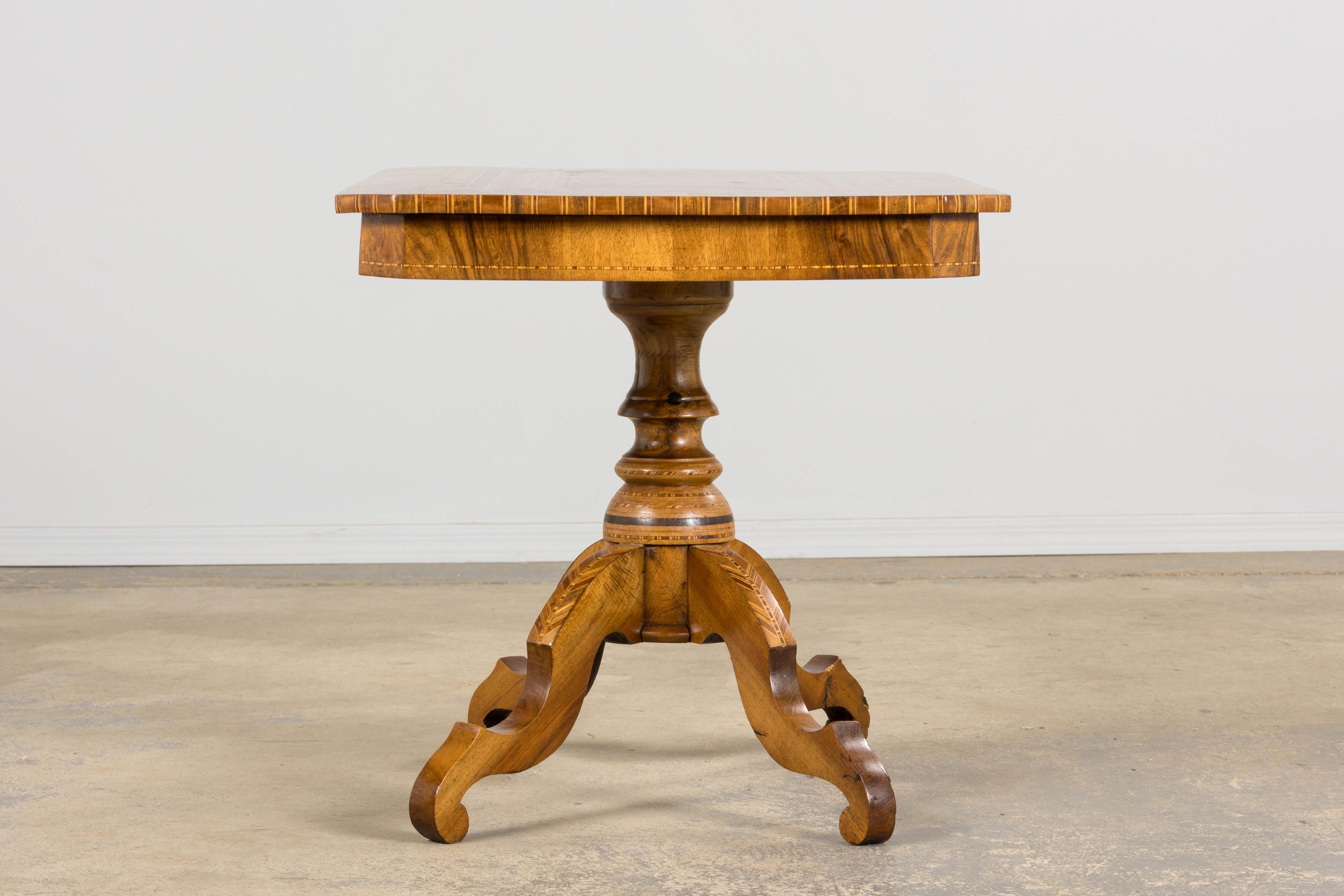 19th Century Italian Napoleon III Style Inlay Walnut Sorrento Pedestal Table in vendita 6