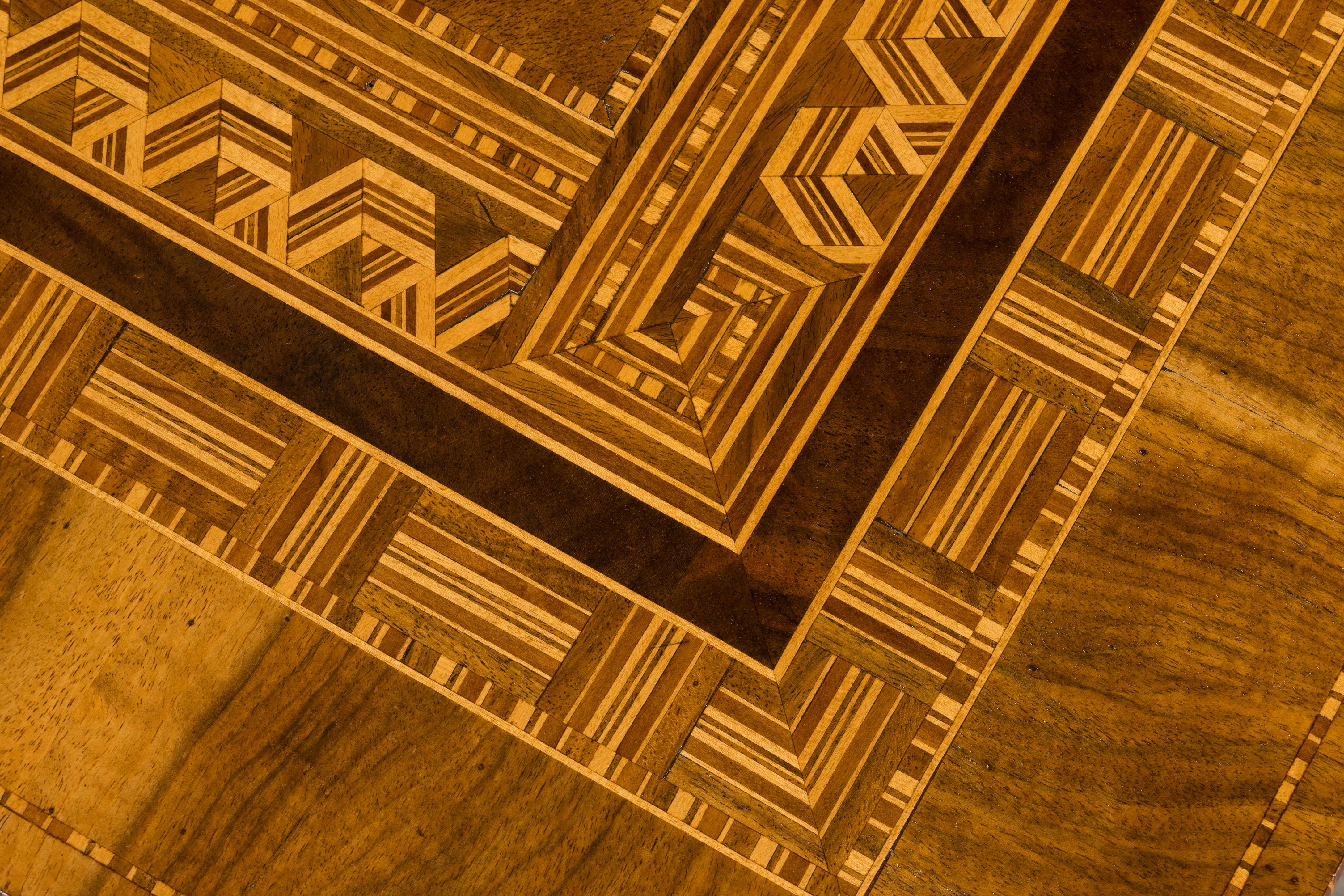 19th Century Italian Napoleon III Style Inlay Walnut Sorrento Pedestal Table in vendita 9