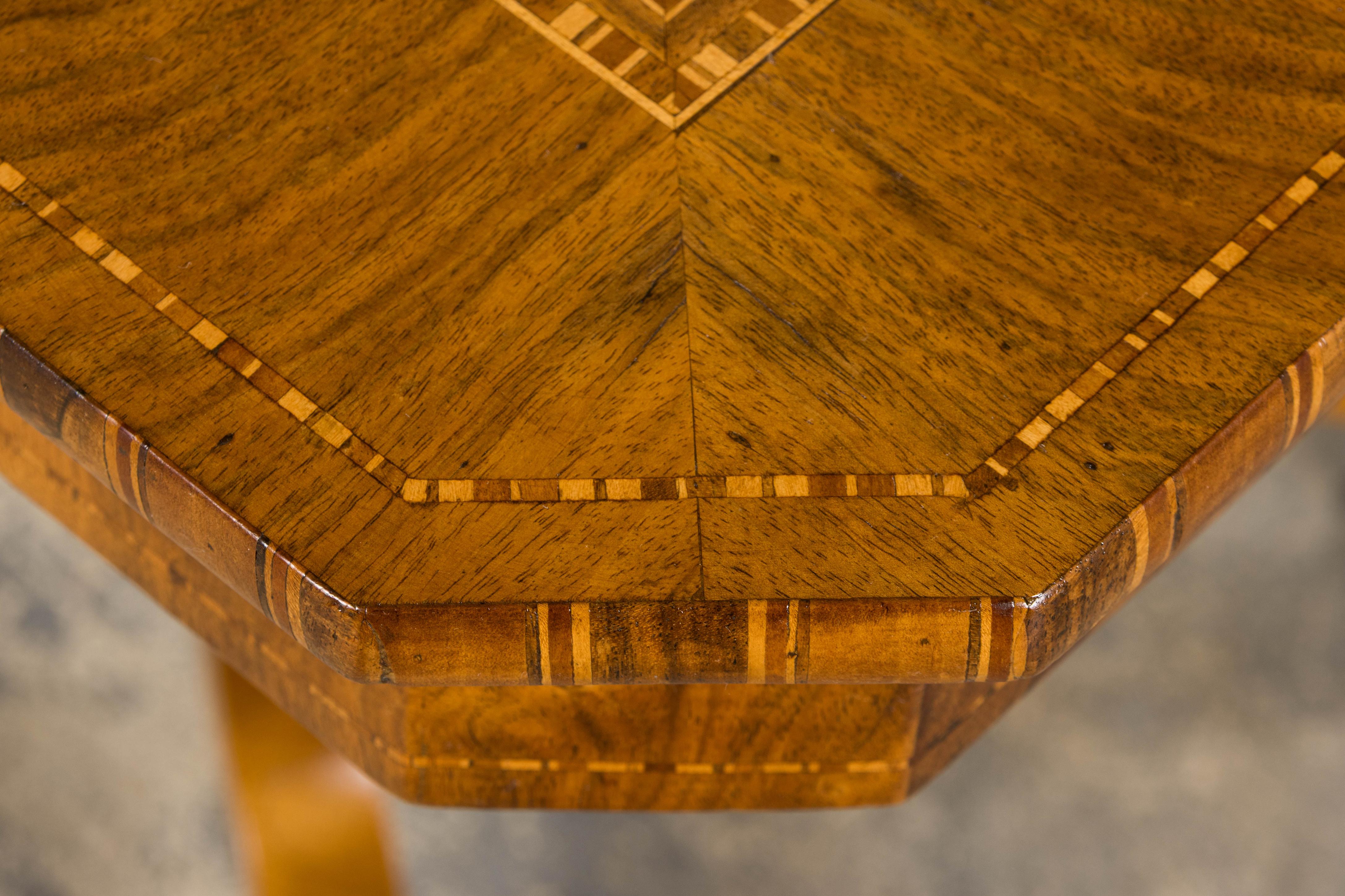 19th Century Italian Napoleon III Style Inlay Walnut Sorrento Pedestal Table in vendita 10