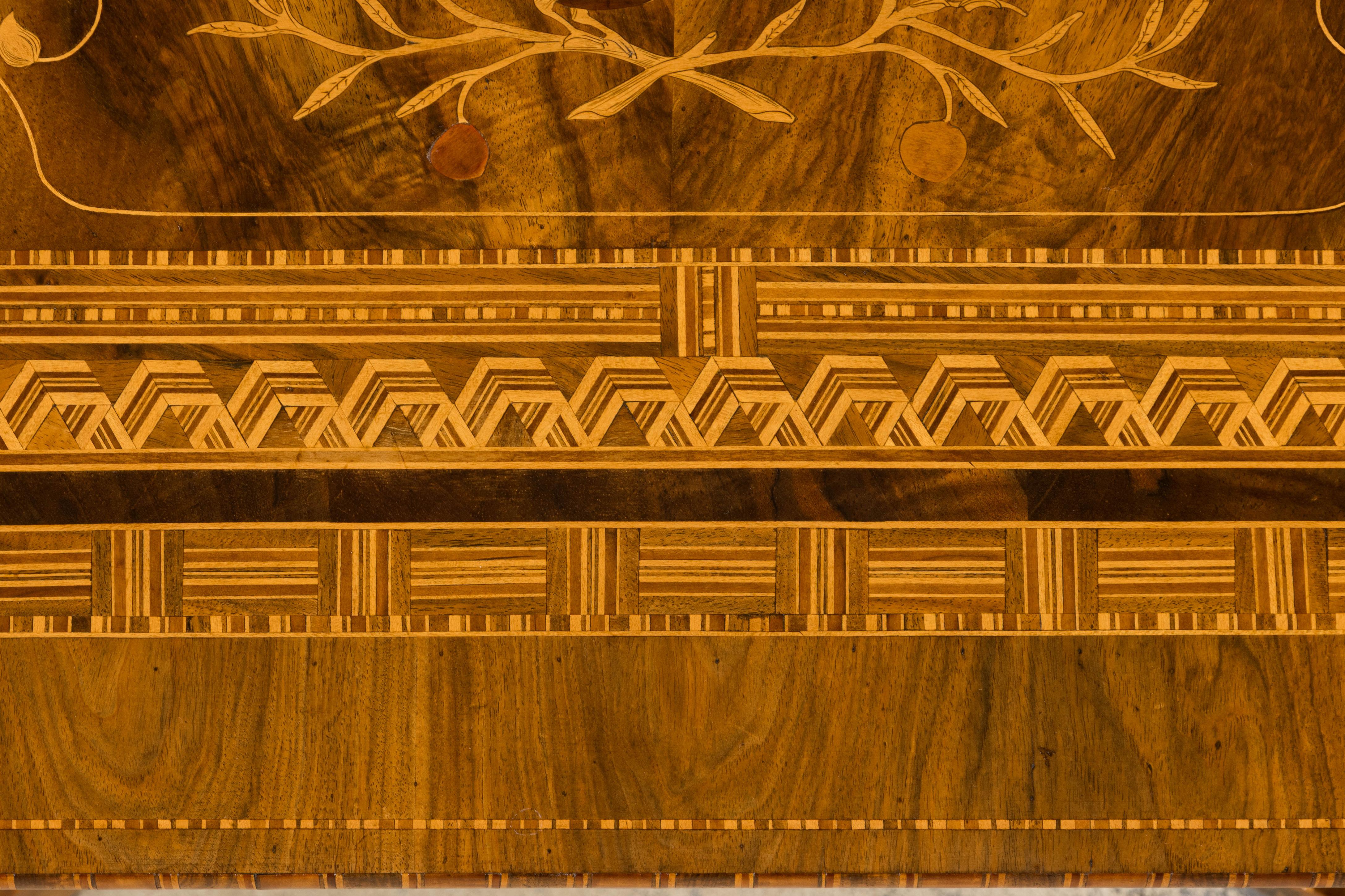 Intagliato a mano 19th Century Italian Napoleon III Style Inlay Walnut Sorrento Pedestal Table in vendita