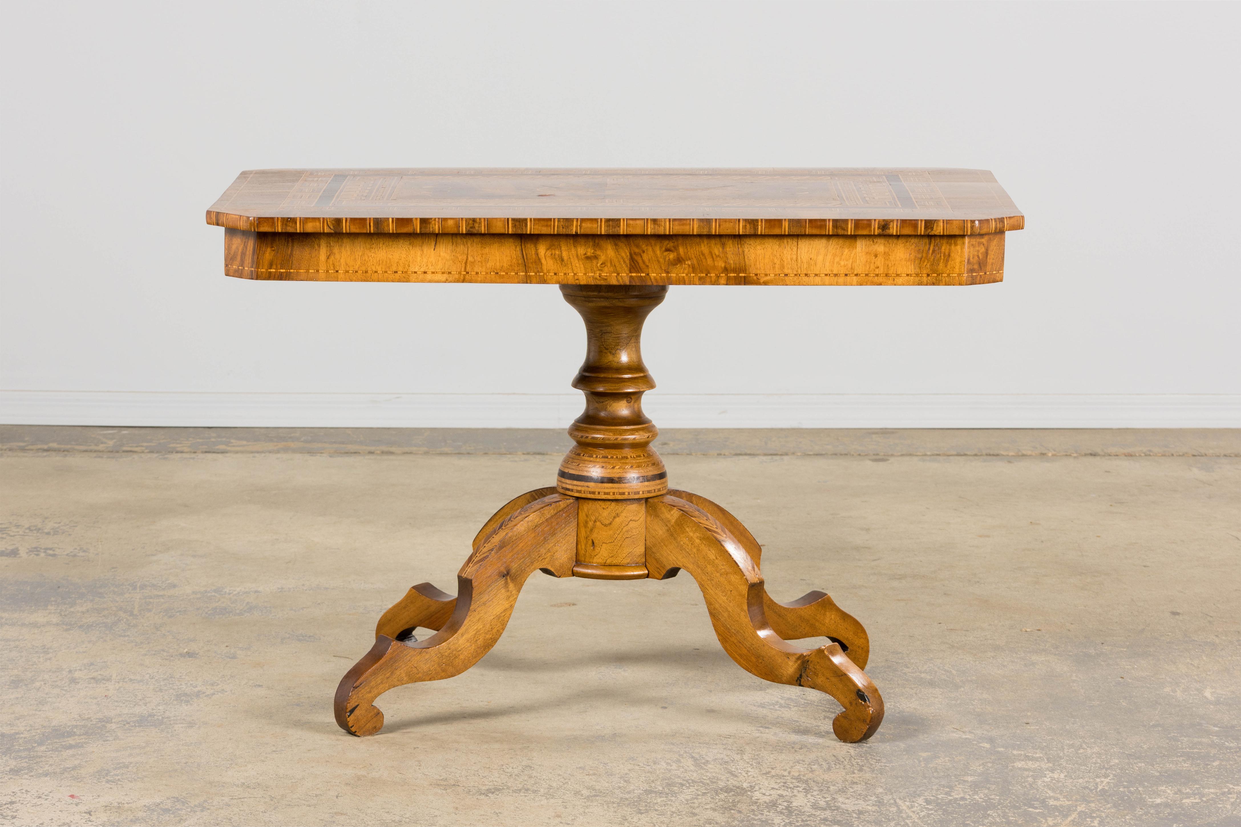 19th Century Italian Napoleon III Style Inlay Walnut Sorrento Pedestal Table In condizioni buone in vendita a Astoria, NY