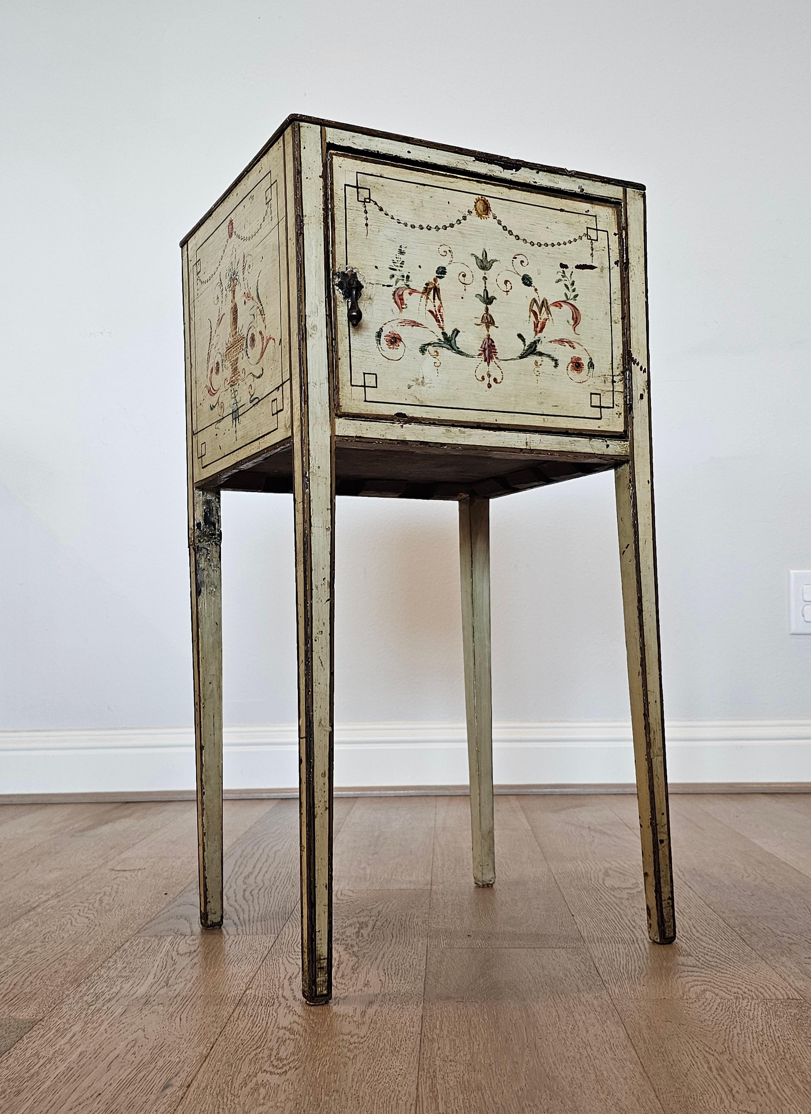 Table de chevet peinte à la main, 19e siècle, Italie Revive néo-classique en vente 3