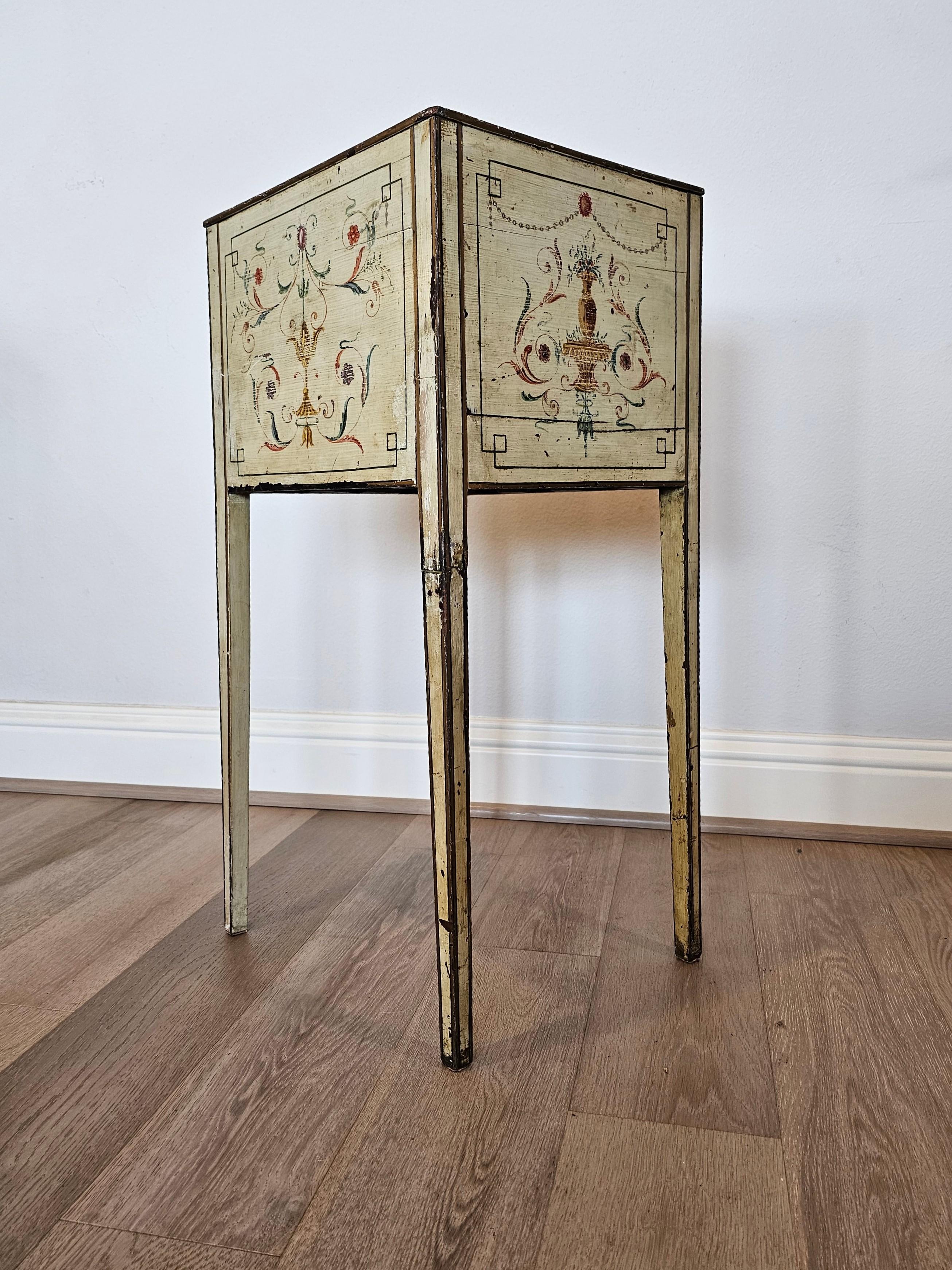 Table de chevet peinte à la main, 19e siècle, Italie Revive néo-classique en vente 5