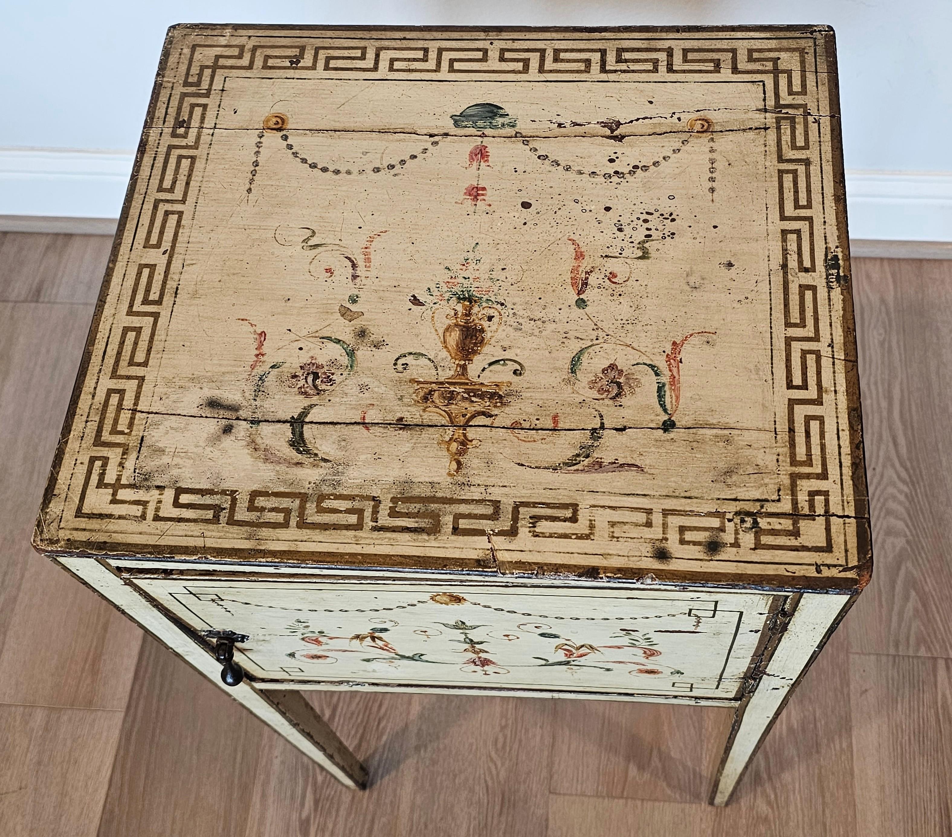 Table de chevet peinte à la main, 19e siècle, Italie Revive néo-classique en vente 7