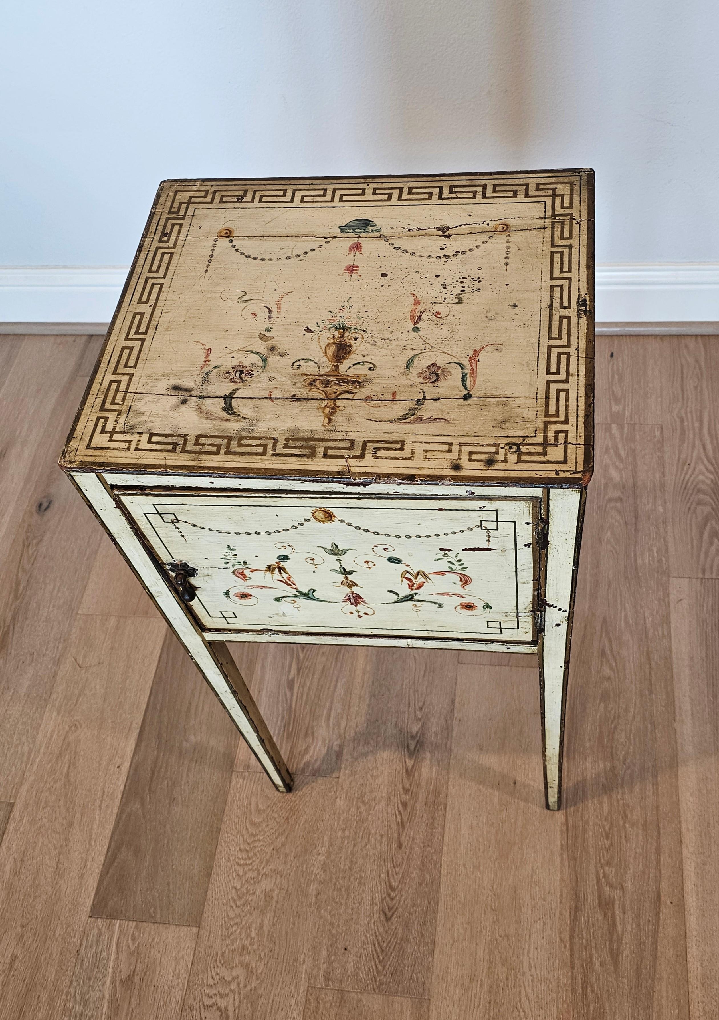 italien Table de chevet peinte à la main, 19e siècle, Italie Revive néo-classique en vente