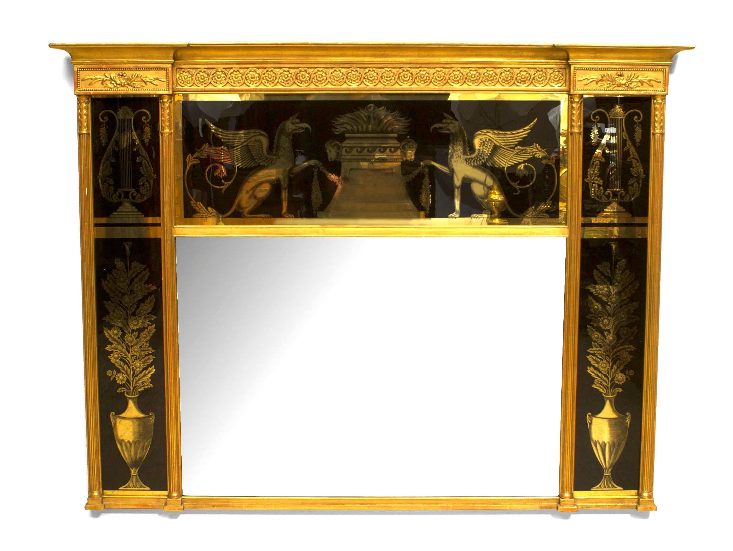 Miroir mural en bois doré sculpté de style néoclassique italien (XIXe siècle) avec panneaux de verre inversés à décor noir et or d'urnes, de griffons et de lyres.
