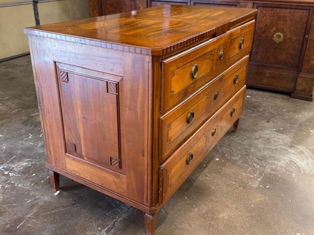This 19th-century Italian Neo-Classical walnut commode is a stunning piece of antique furniture. Made from high-quality walnut, this dresser exudes luxury and elegance with its intricate design. The Neo-Classical style adds a touch of sophistication