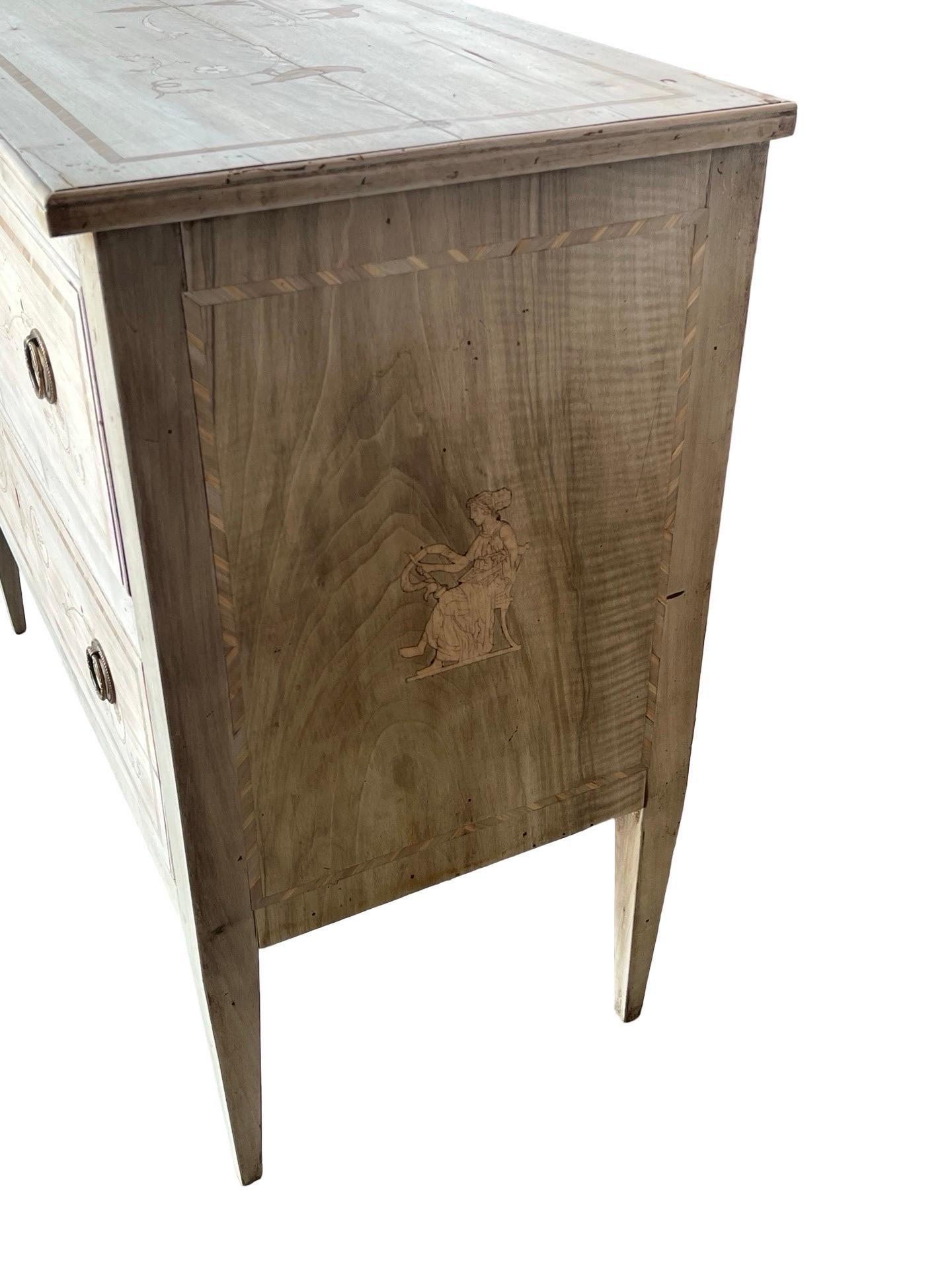 Commode hand-made in Italy in the early 1800s using walnut and decorated with walnut and satinwood inlay. The commode shows very straight and modern lines, and the inlay provides it with a lot of depth and decoration. The commode features two inset