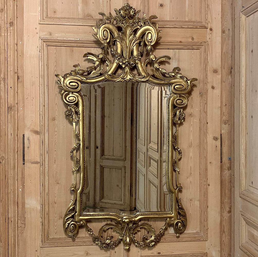 Biseauté Miroir néoclassique italien du 19ème siècle en bois doré sculpté en vente