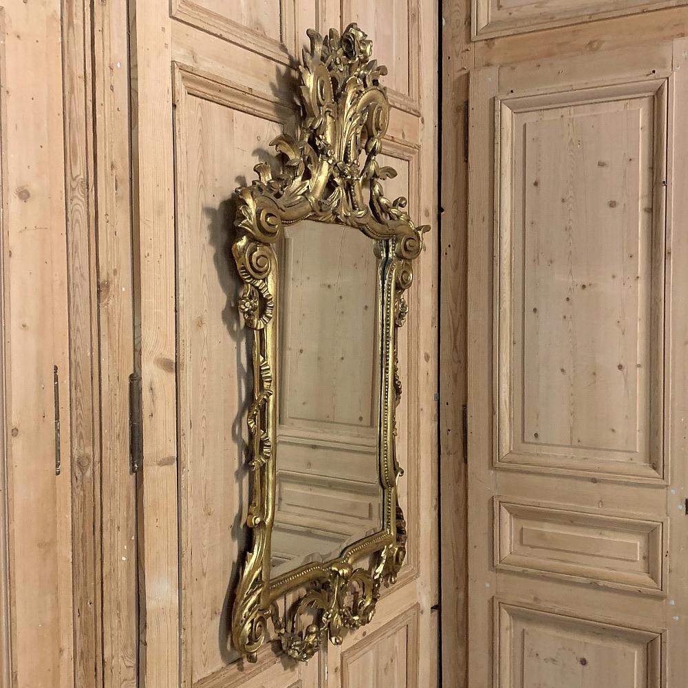 Miroir néoclassique italien du 19ème siècle en bois doré sculpté Bon état - En vente à Dallas, TX