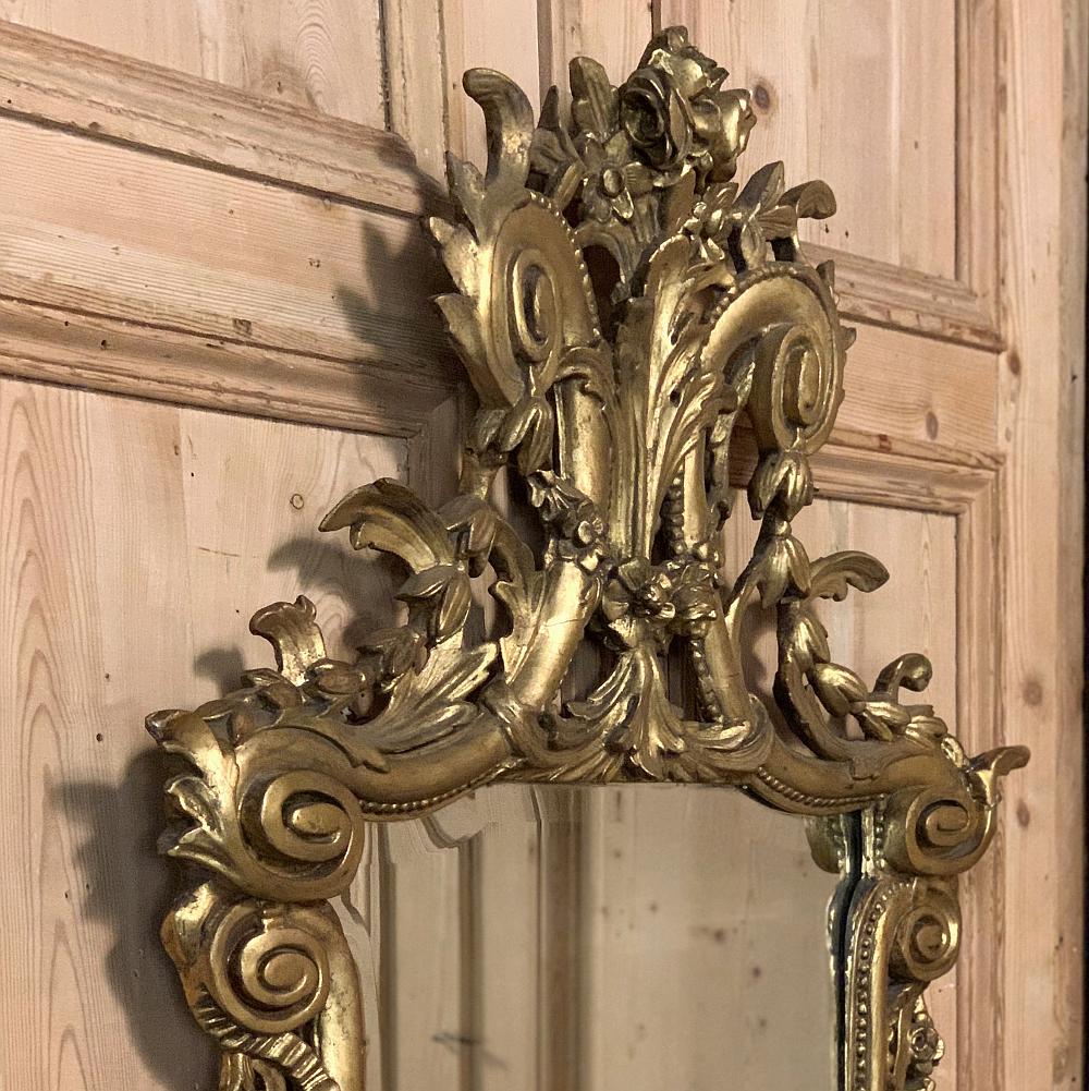 Fin du XIXe siècle Miroir néoclassique italien du 19ème siècle en bois doré sculpté en vente