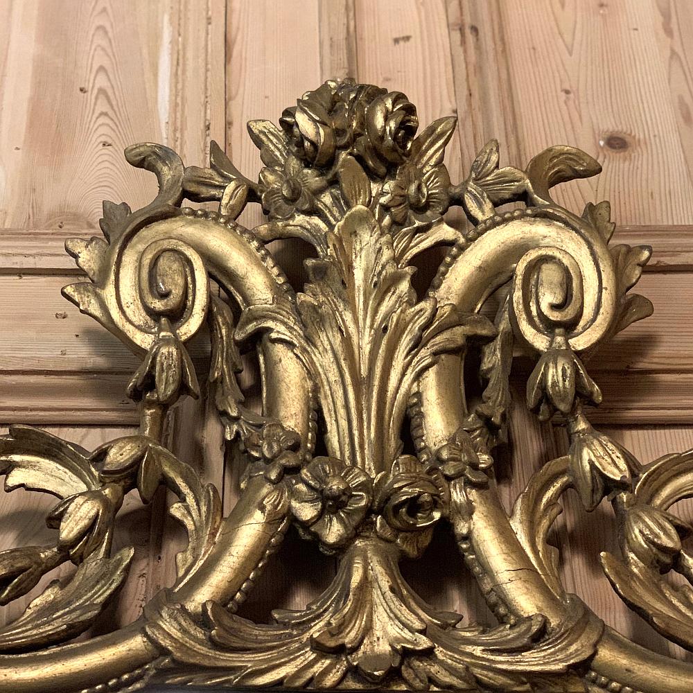 Miroir néoclassique italien du 19ème siècle en bois doré sculpté en vente 1