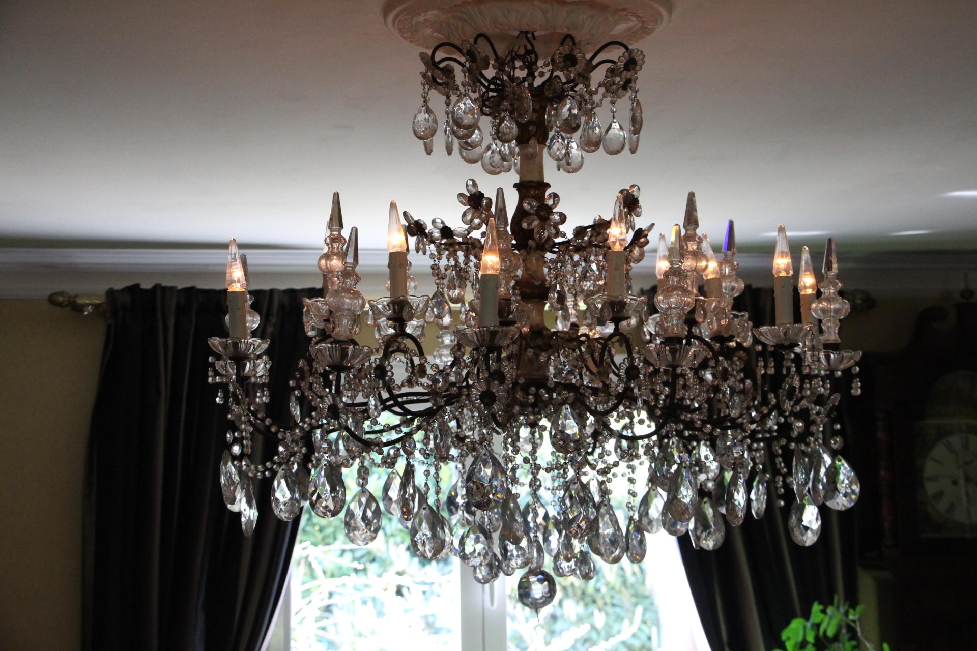 Lampadario neoclassico italiano del XIX secolo in legno dorato e cristallo in vendita 5